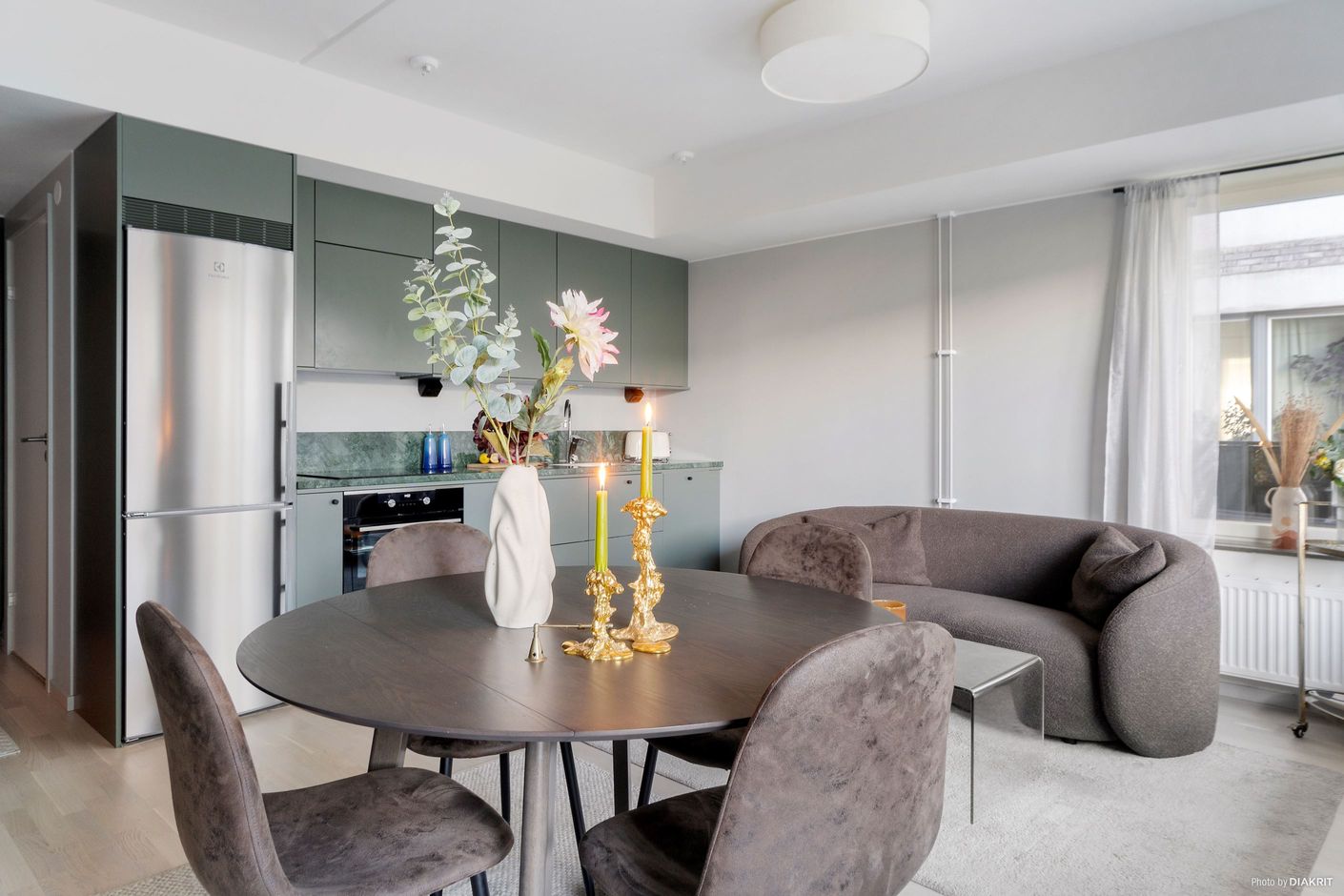 Kök/vardagsrum med plats för soffhörna och matplats