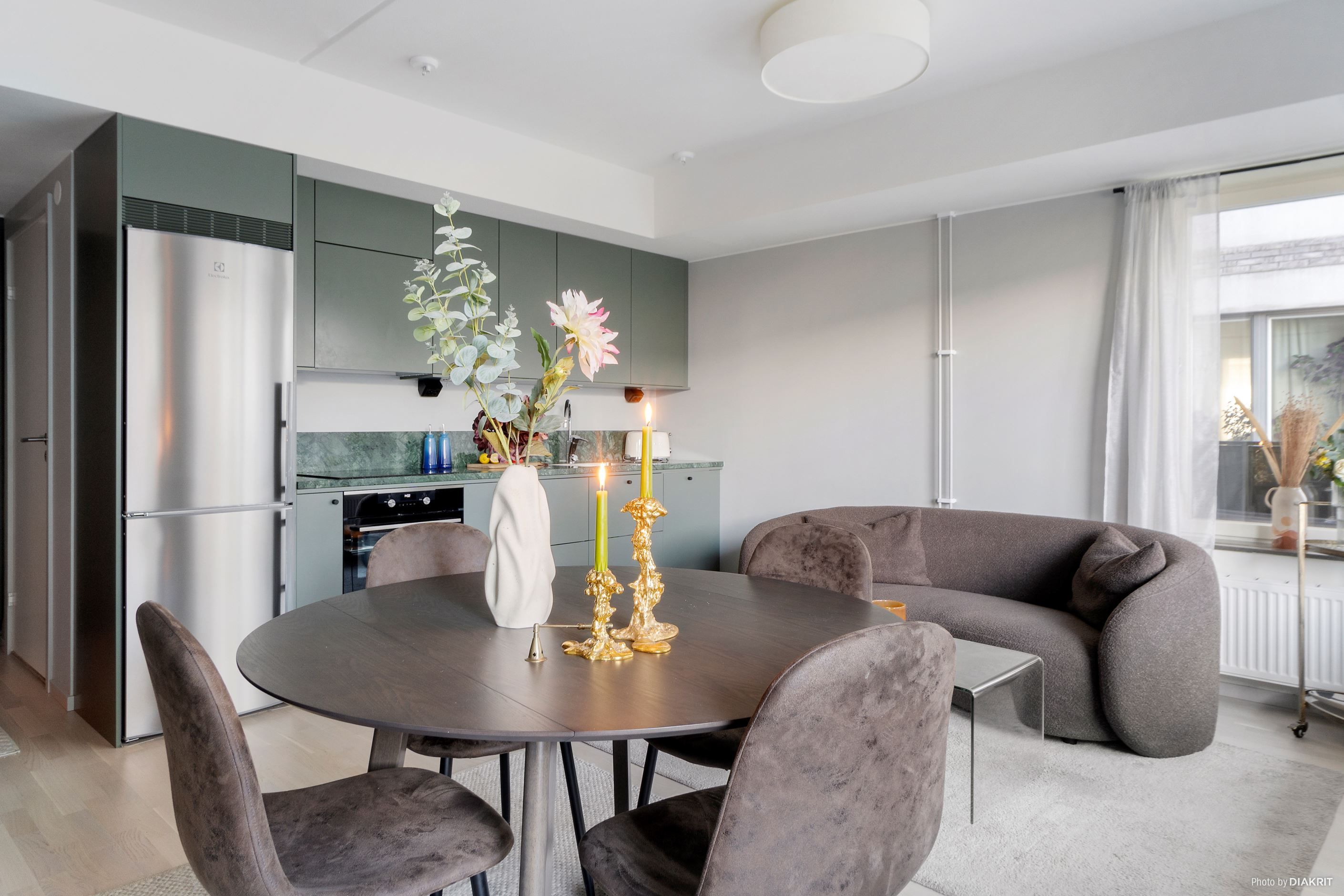 Kök/vardagsrum med plats för soffhörna och matplats
