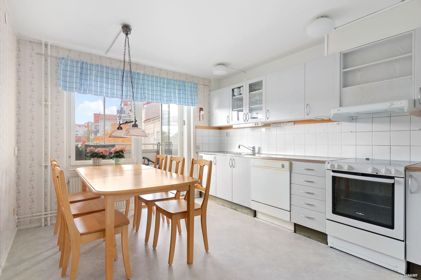 Rymligt kök med plats för matgrupp