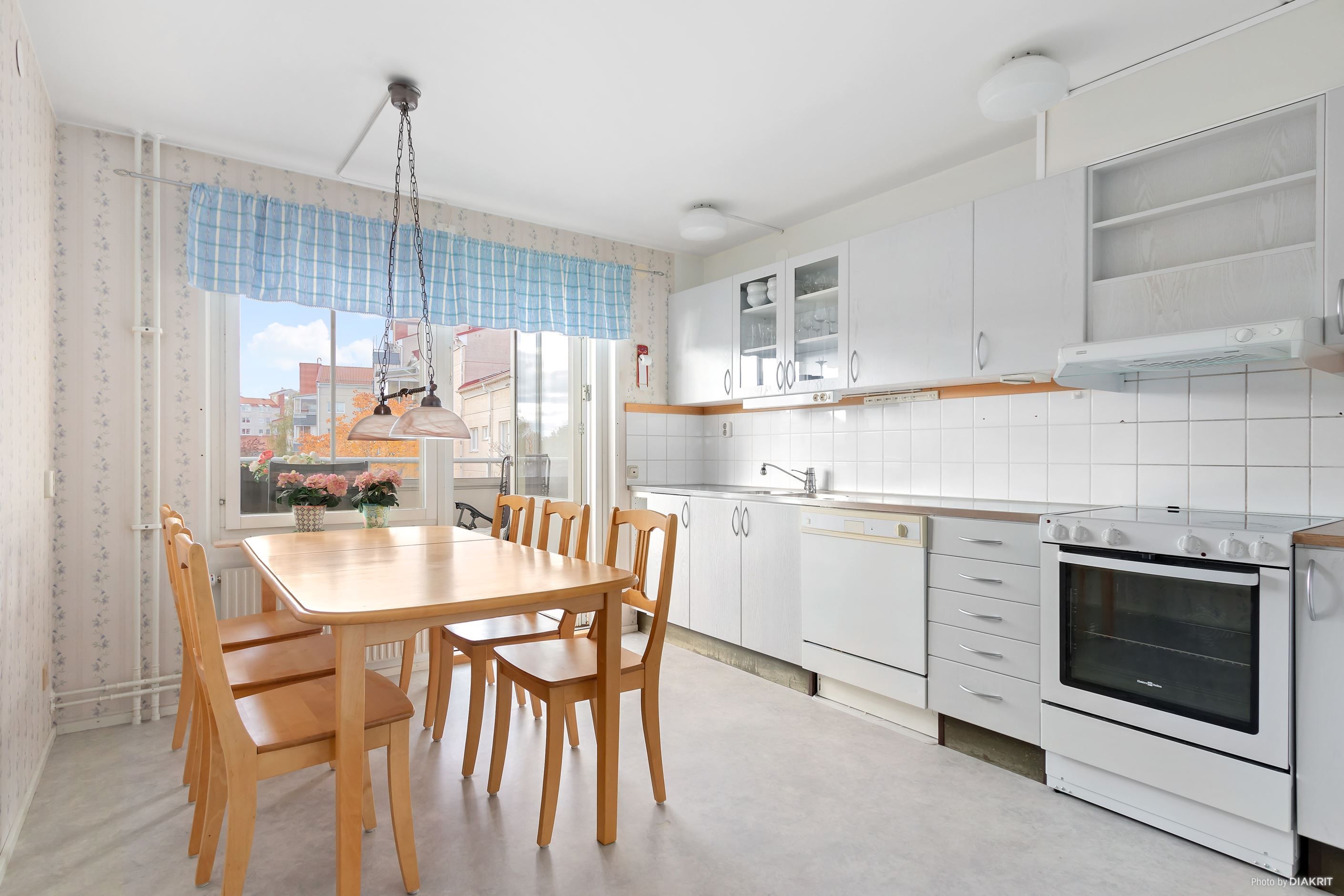 Rymligt kök med plats för matgrupp