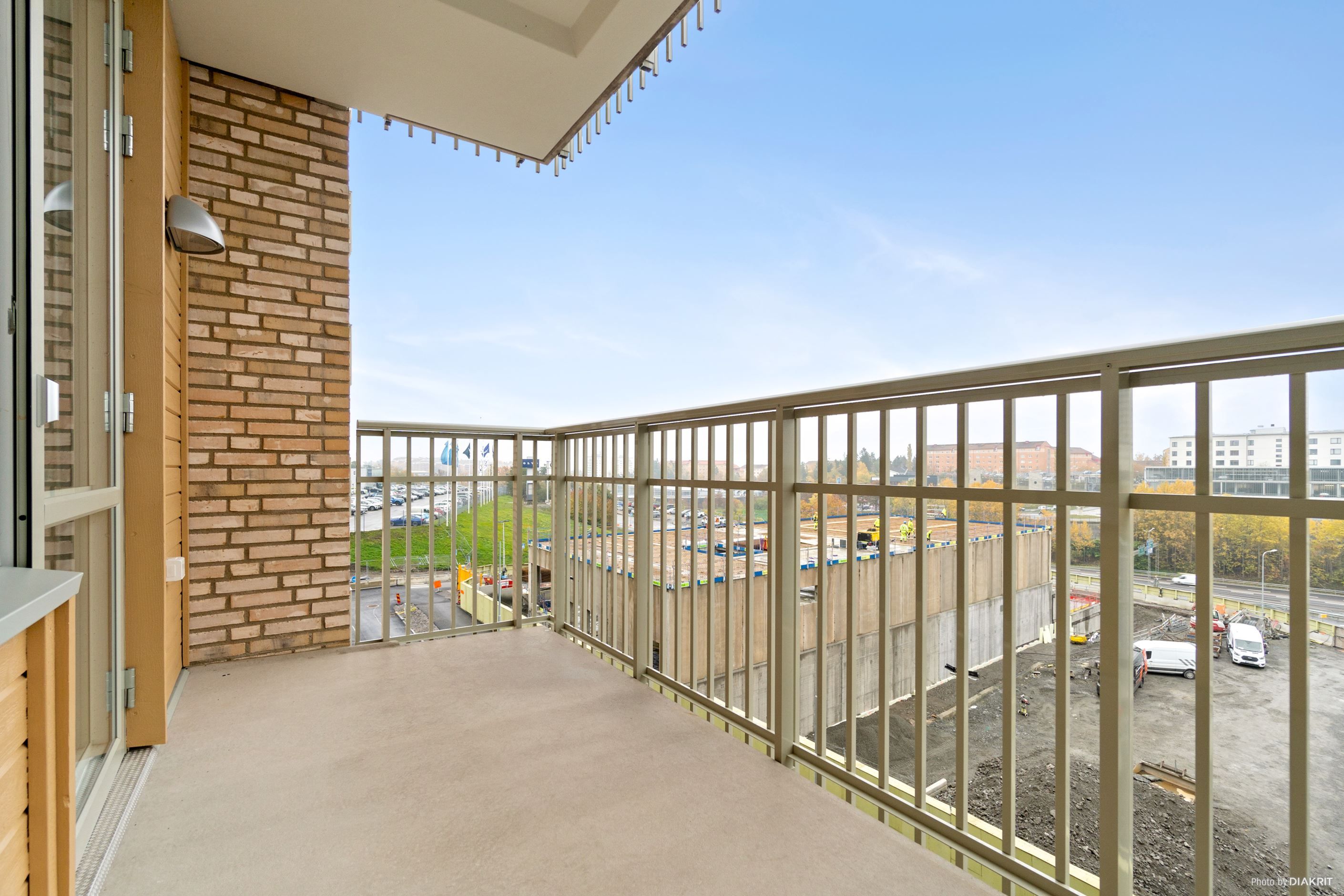 Rymlig balkong i soligt söderläge med utgång från vardagsrum