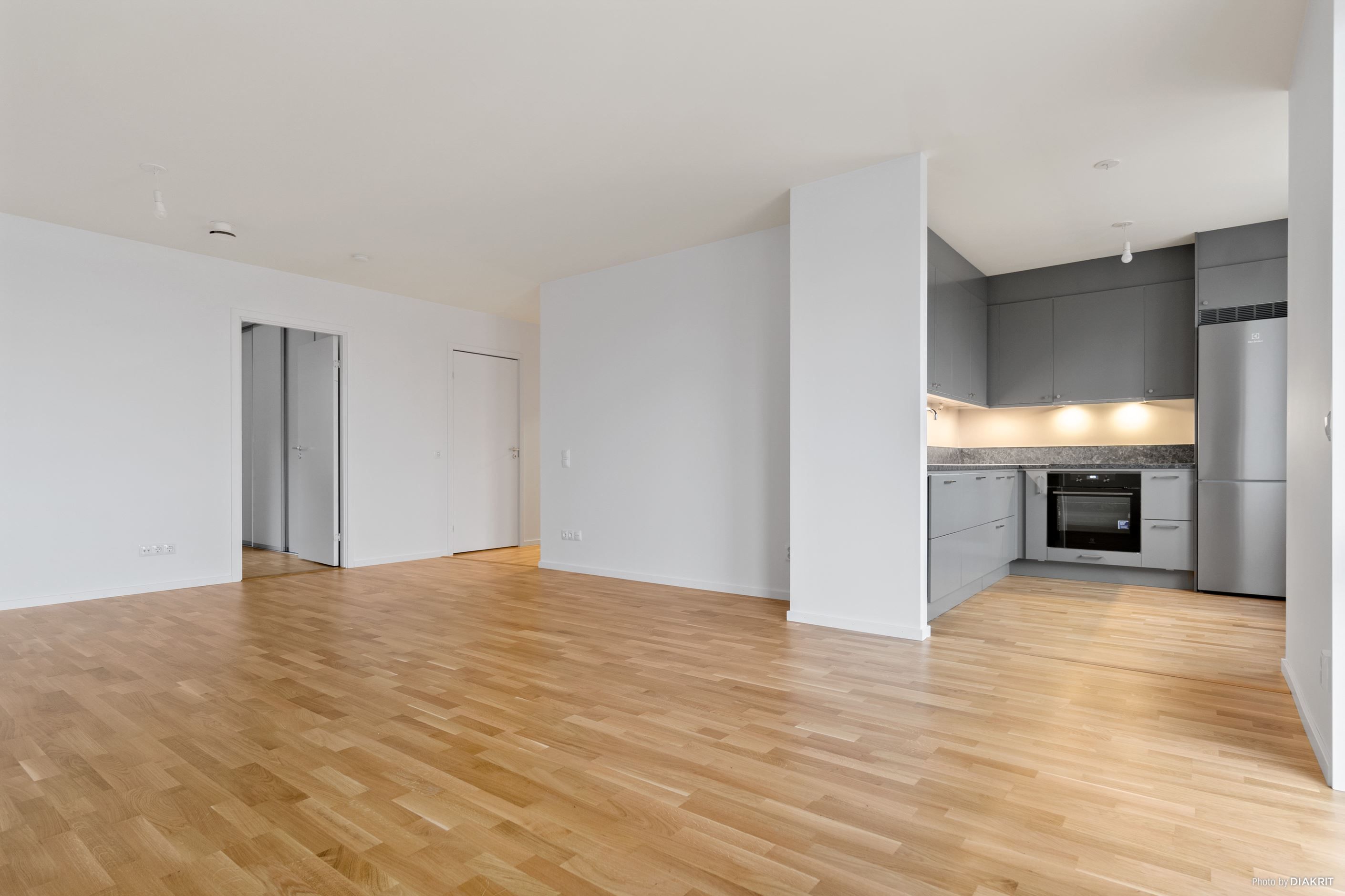 Öppen planlösning mellan kök och vardagsrum ger en luftig känsla