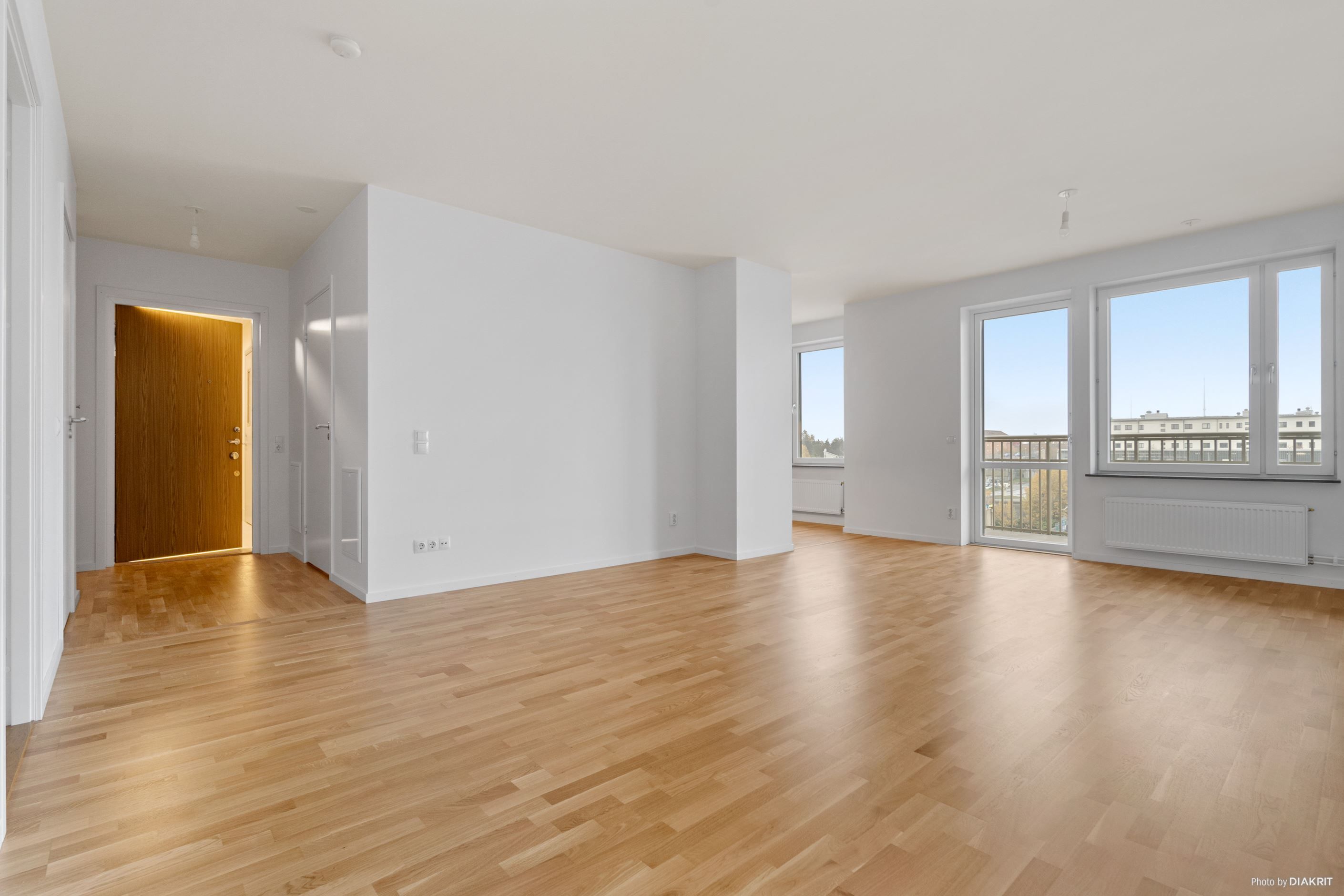 Öppen planlösning och fantastiskt ljusinsläpp från stora fönsterpartier och helglasad balkongdörr