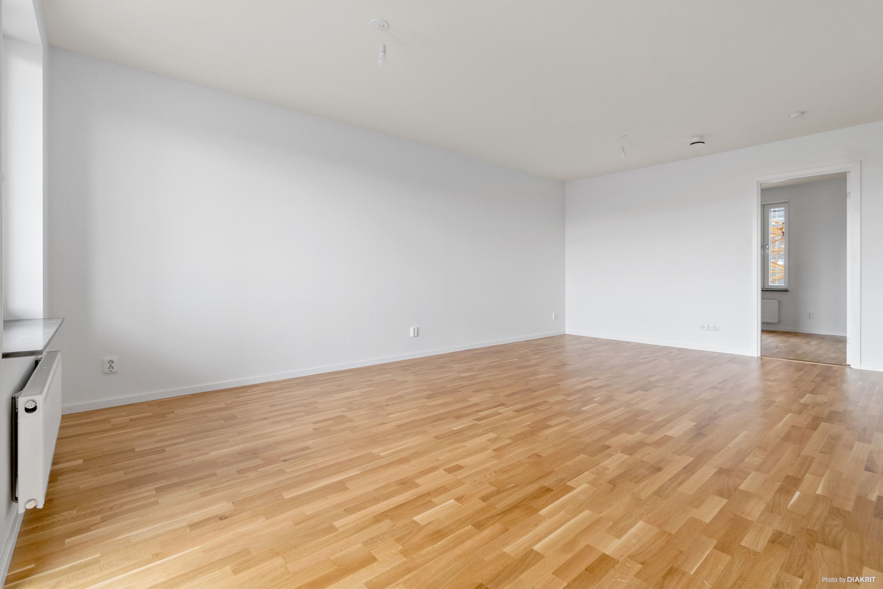 Stort vardagsrum med plats för både soffhörna och matmöblemang