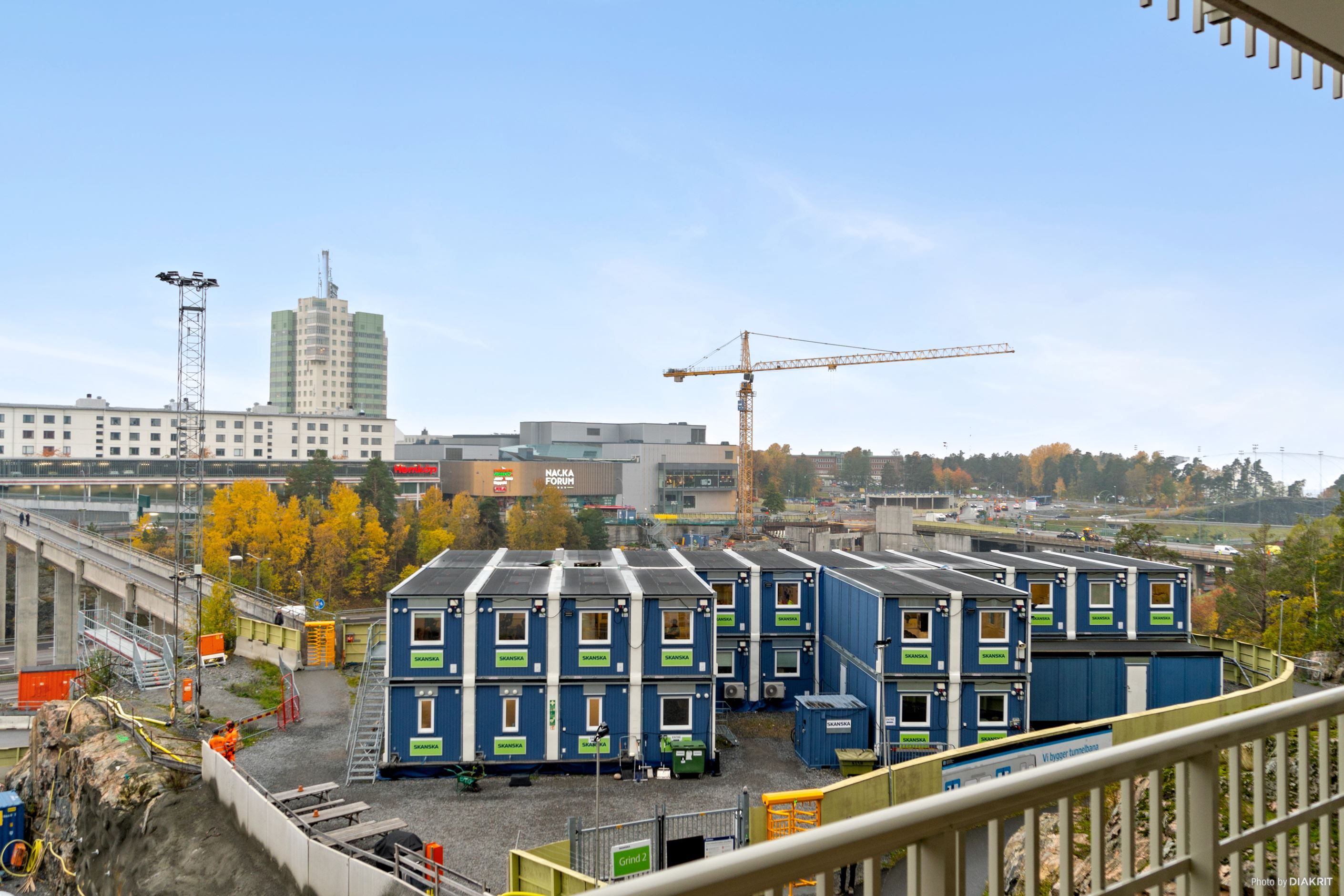 Nacka Forum, med all sin shopping och service, nås snabbt via gångbron till vänster i bilden