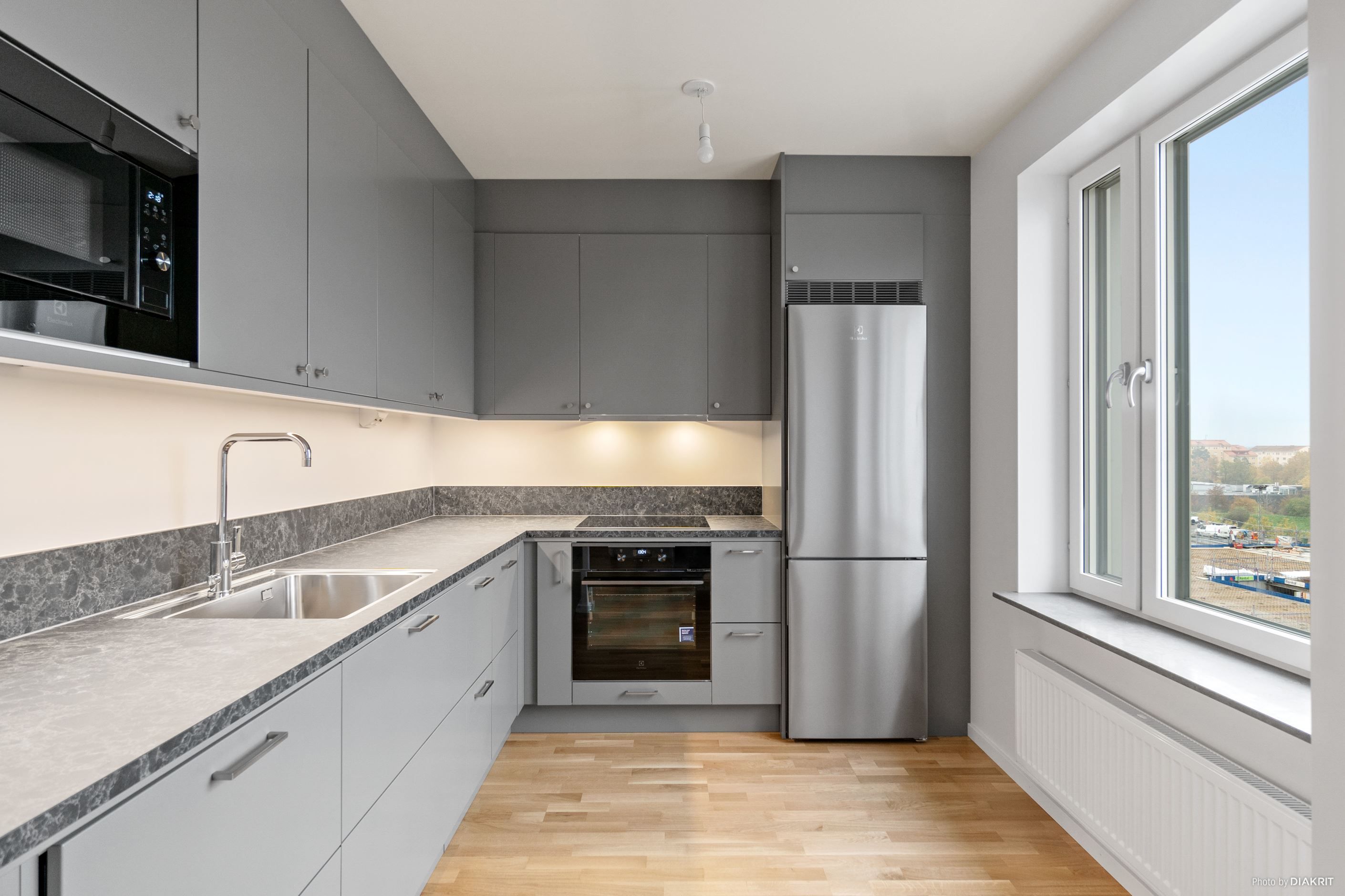 Snyggt inrett kök från Vedum i sober betonggrå ton och maskinell utrustning från Electrolux