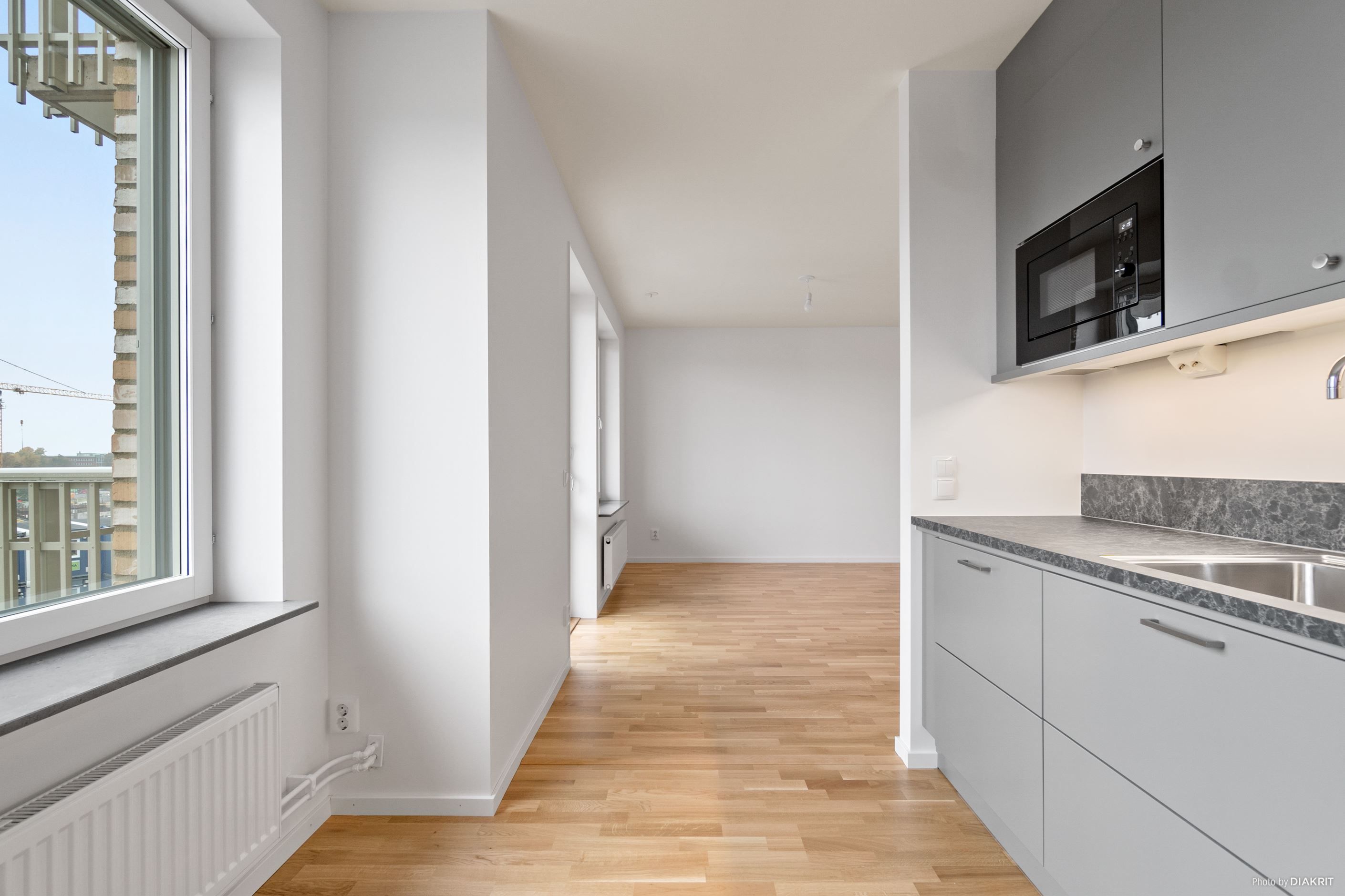 Fint ljusinsläpp från stort fönsterparti i köket