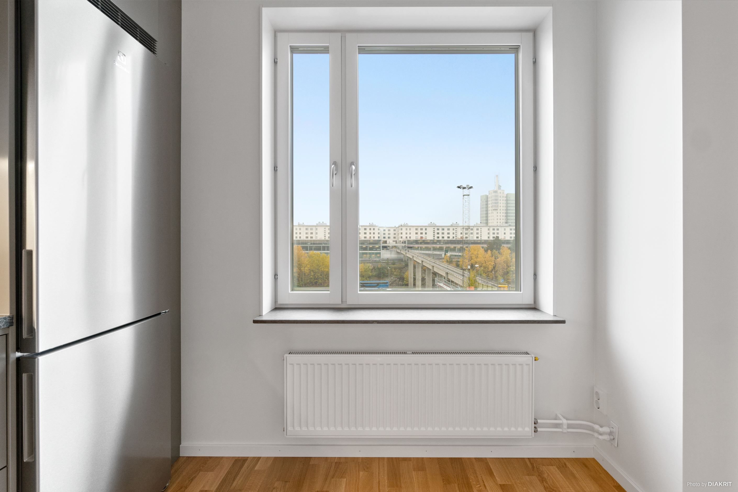 Köksfönstret. Bara några minuters promenad till Nacka Forum via gångbron