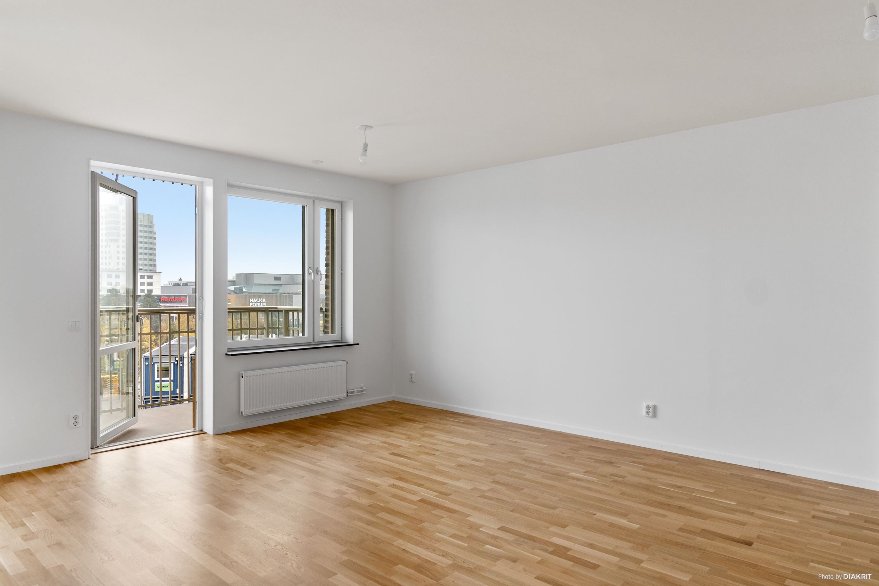 Helglasad balkongdörr ger fint ljusinsläpp tillsammans med fönstret bredvid