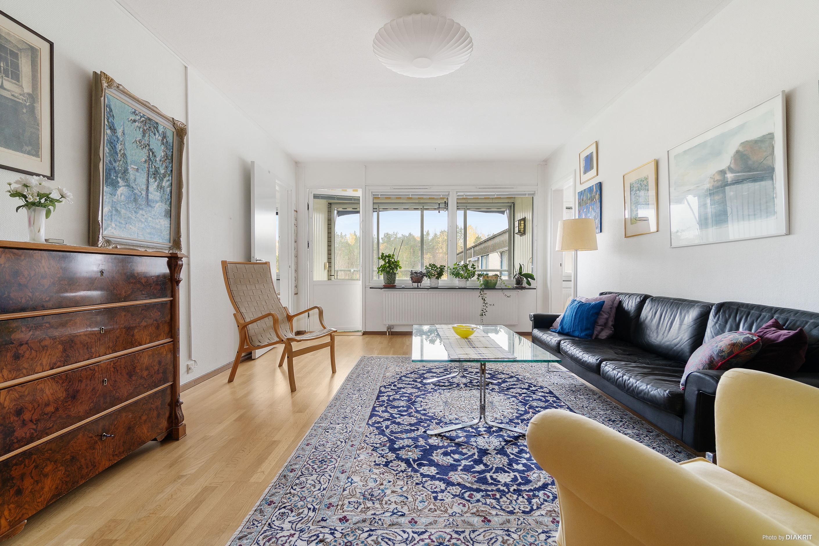 Balkongen nås via lägenhetens rymliga vardagsrum