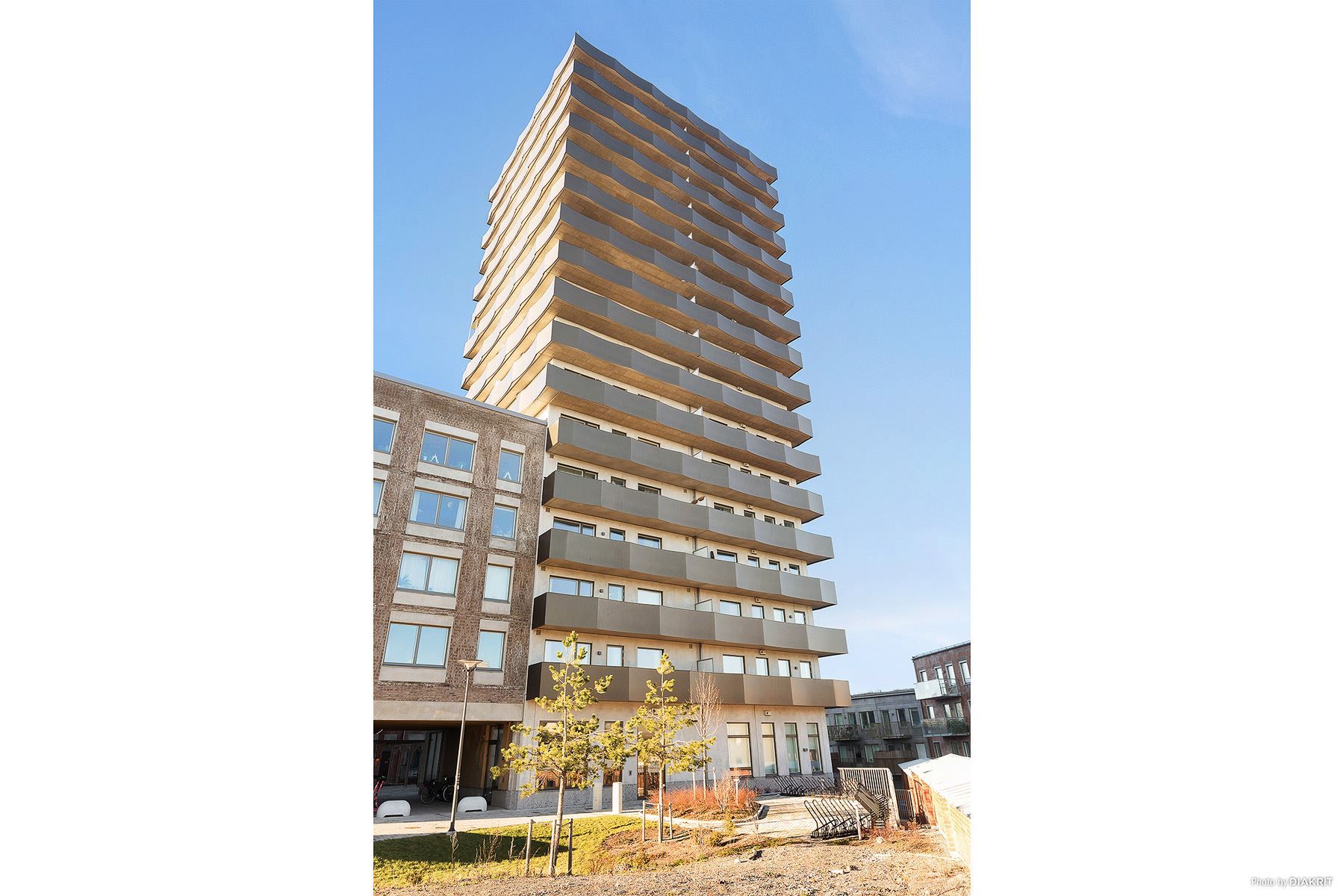 Huset har totalt 20 våningsplan, varav 16 våningar ligger från entréplan på Tändkulevägen och uppåt