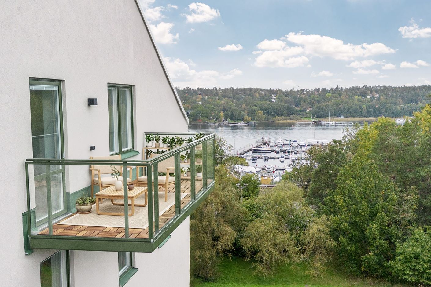 Balkong med Fisksätra marina i fonden