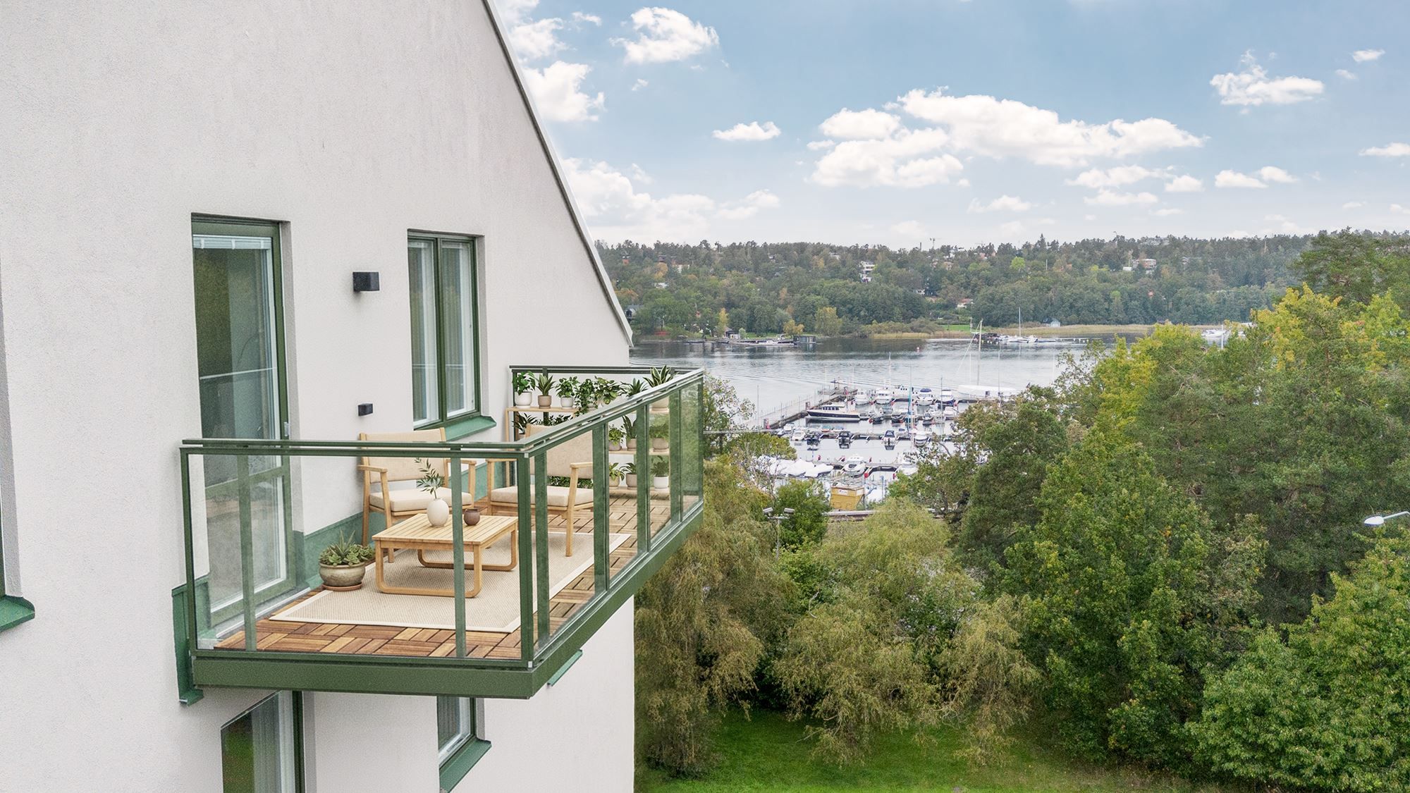 Balkong med Fisksätra marina i fonden