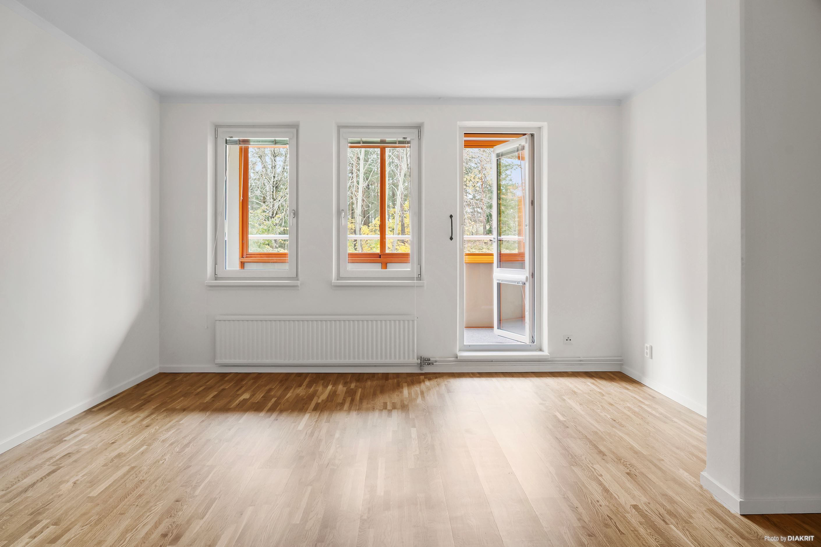 Vardagsrum med utgång till balkongen