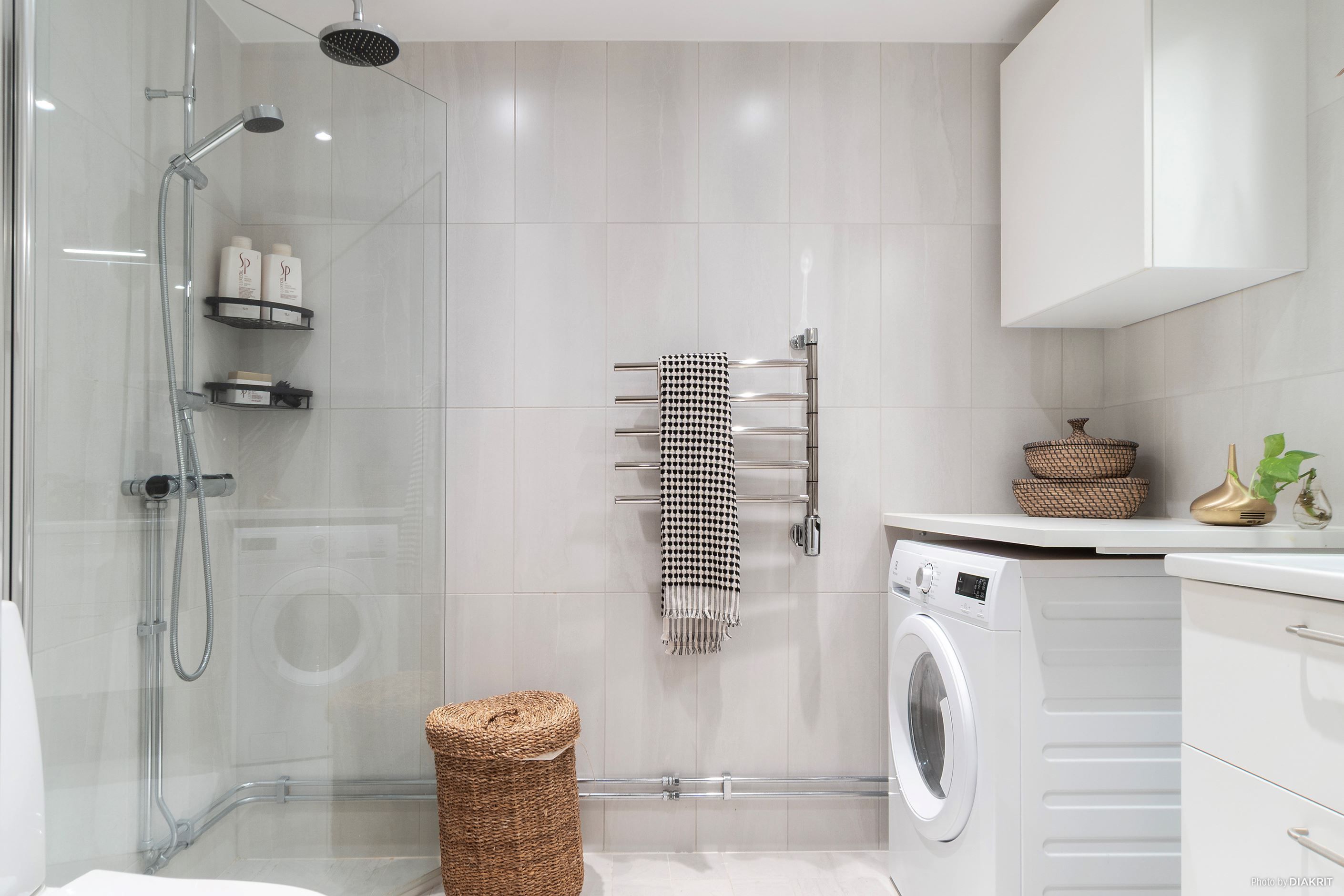 Helkaklat badrum med takdusch, handdukstork, kombimaskin (tvätt/tork) och komfortvärme i golvet