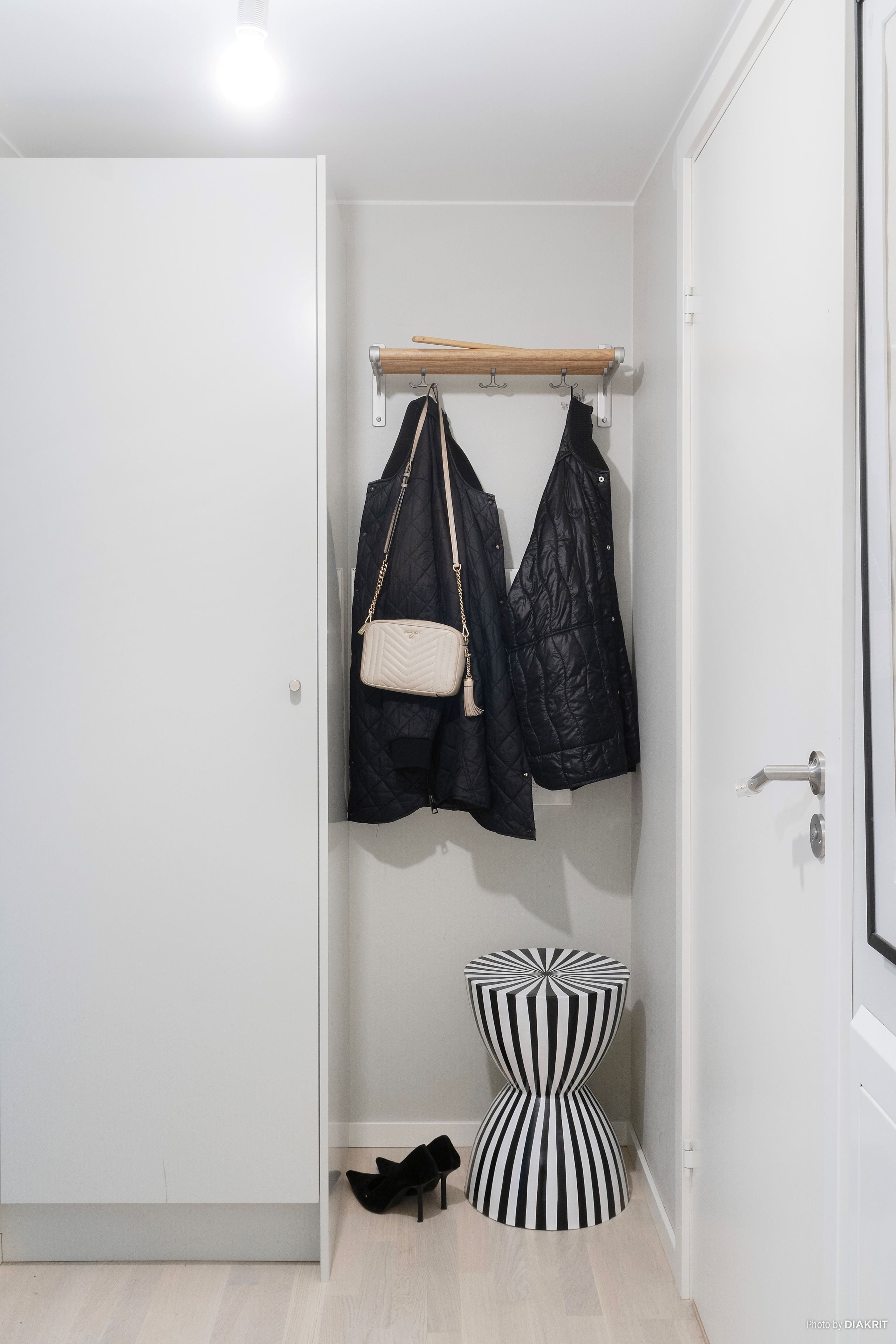 Hall med garderob och plats för avhängning på hatthylla