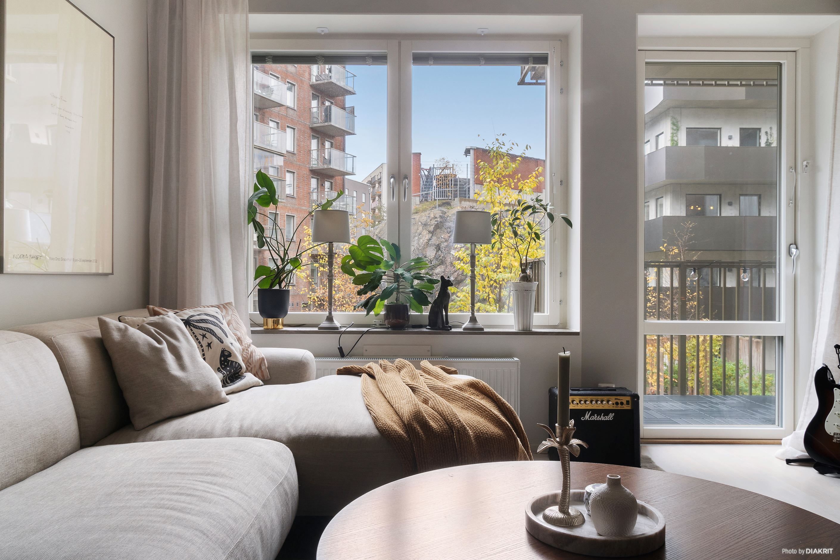 Ljust och luftigt med stora fönsterpartier och helglasad dörr ut till balkong