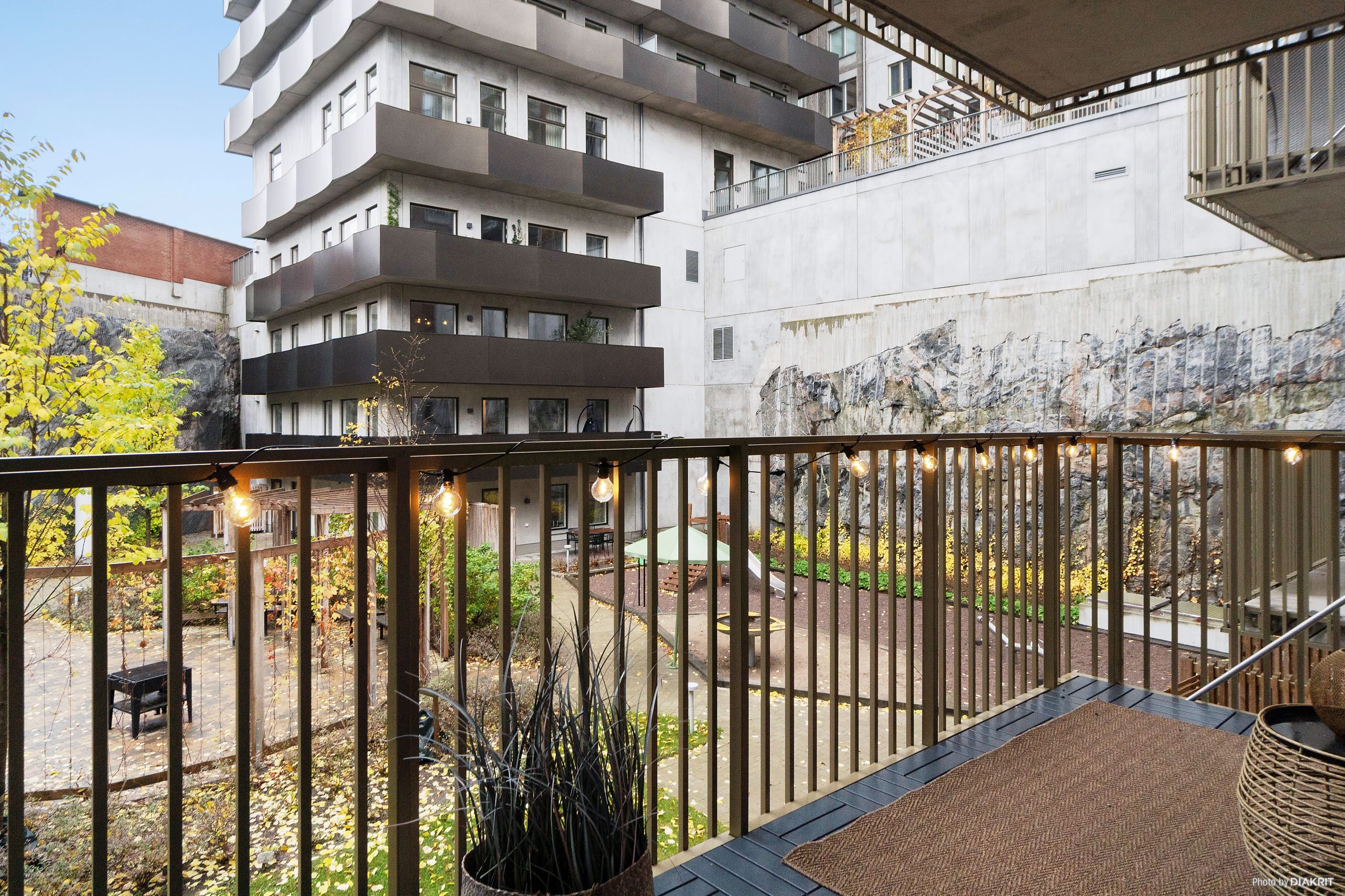 Lägenhetens balkong är rymlig och ligger in mot den lugna, trevliga innergården