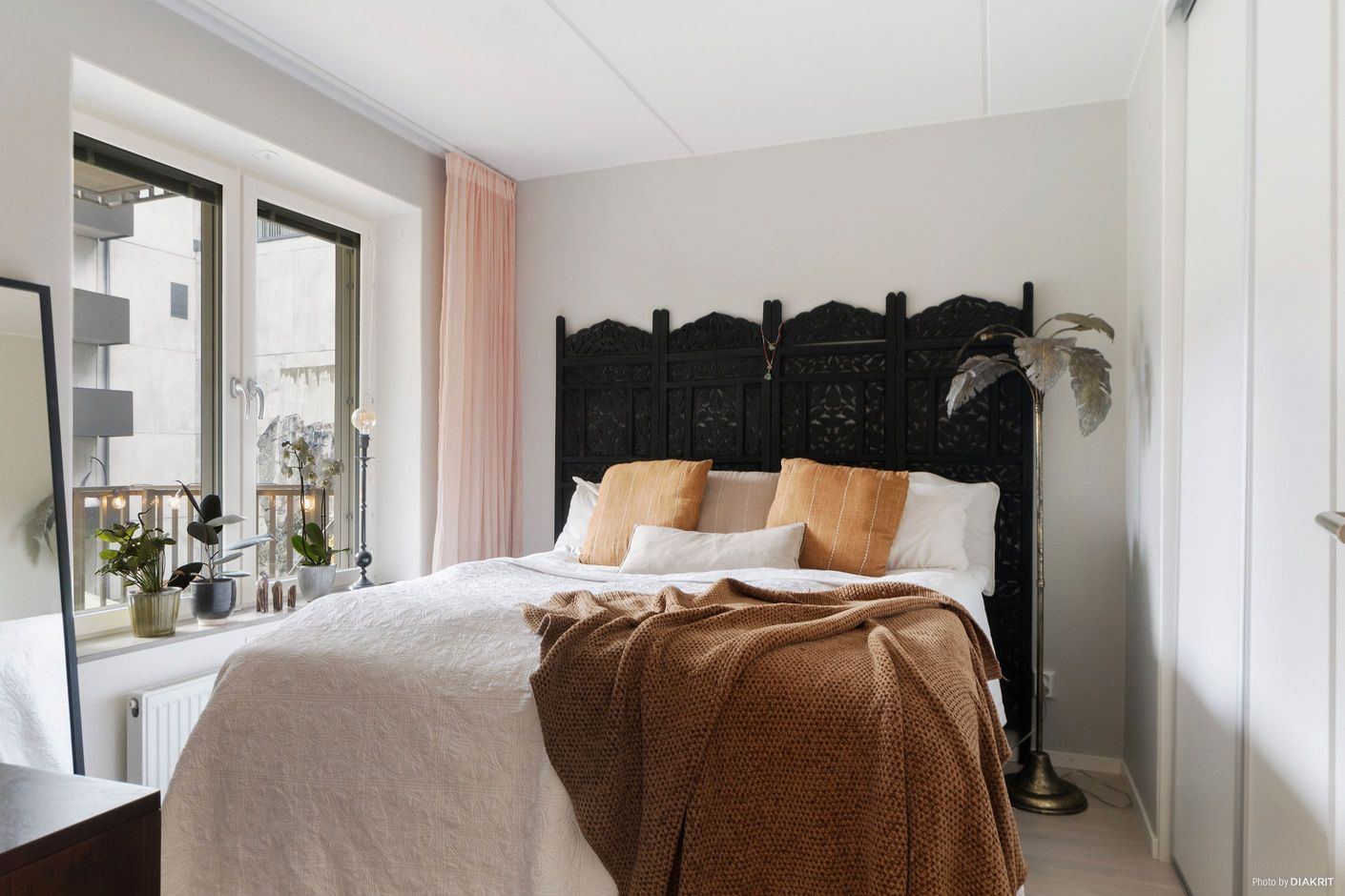 Rymligt sovrum med fint ljusinsläpp och skjutdörrsgarderob längs ena väggen