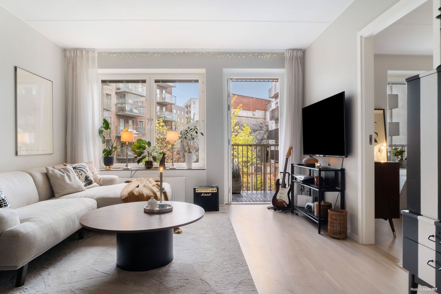 Optimalt planerad tvåa med fint ljusinsläpp från stora fönster och helglasad balkongdörr