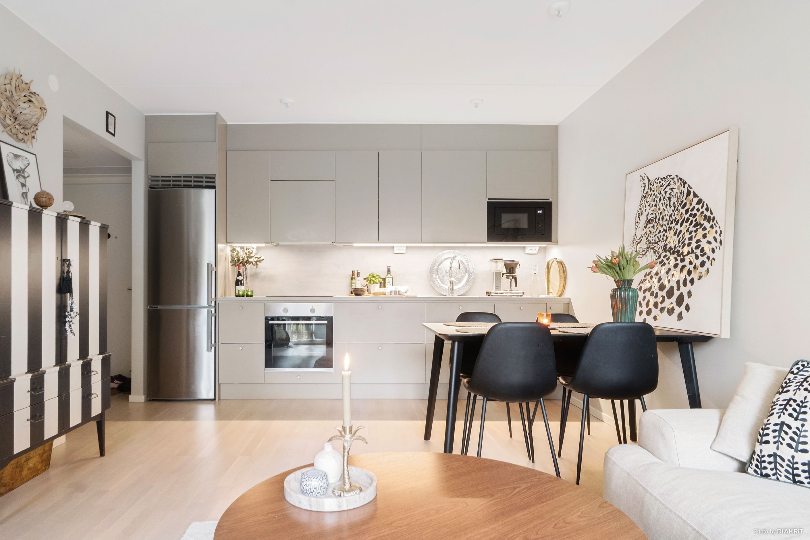 Vardagsrum och kök i öppen planlösning