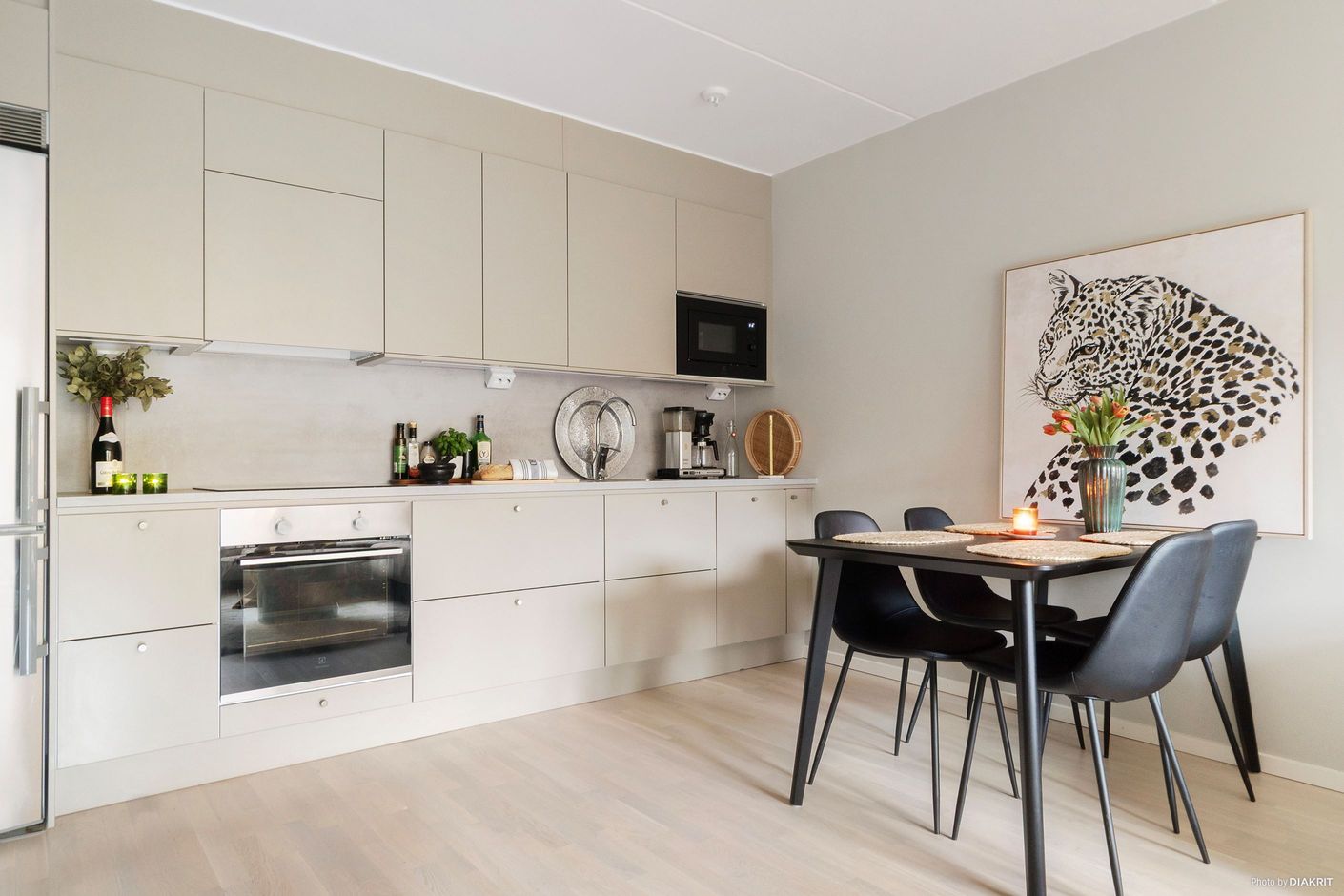 Snyggt, fullutrustat kök från Vedum som går ton i ton med väggarna. Vitvaror från Electrolux