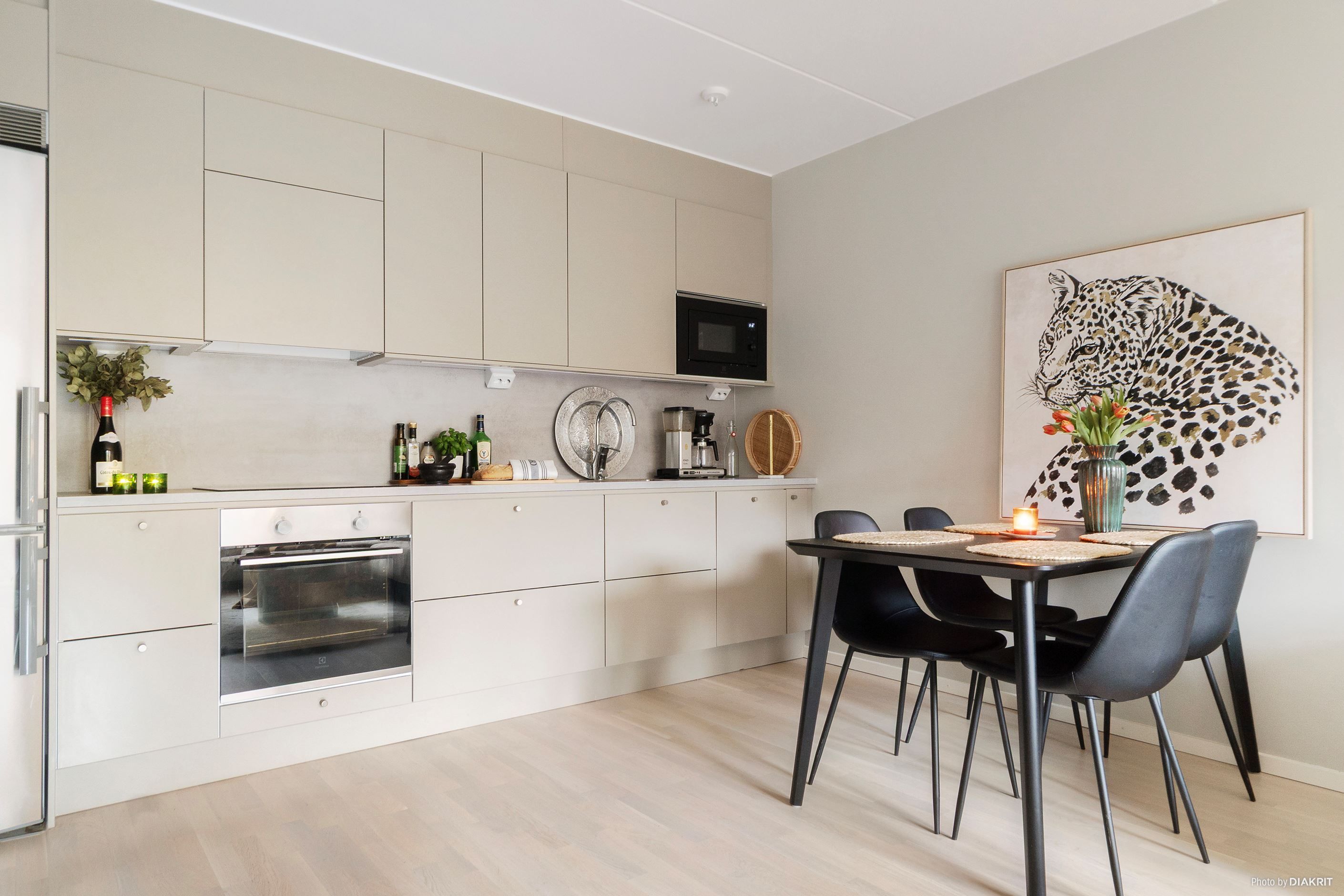 Snyggt, fullutrustat kök från Vedum som går ton i ton med väggarna. Vitvaror från Electrolux