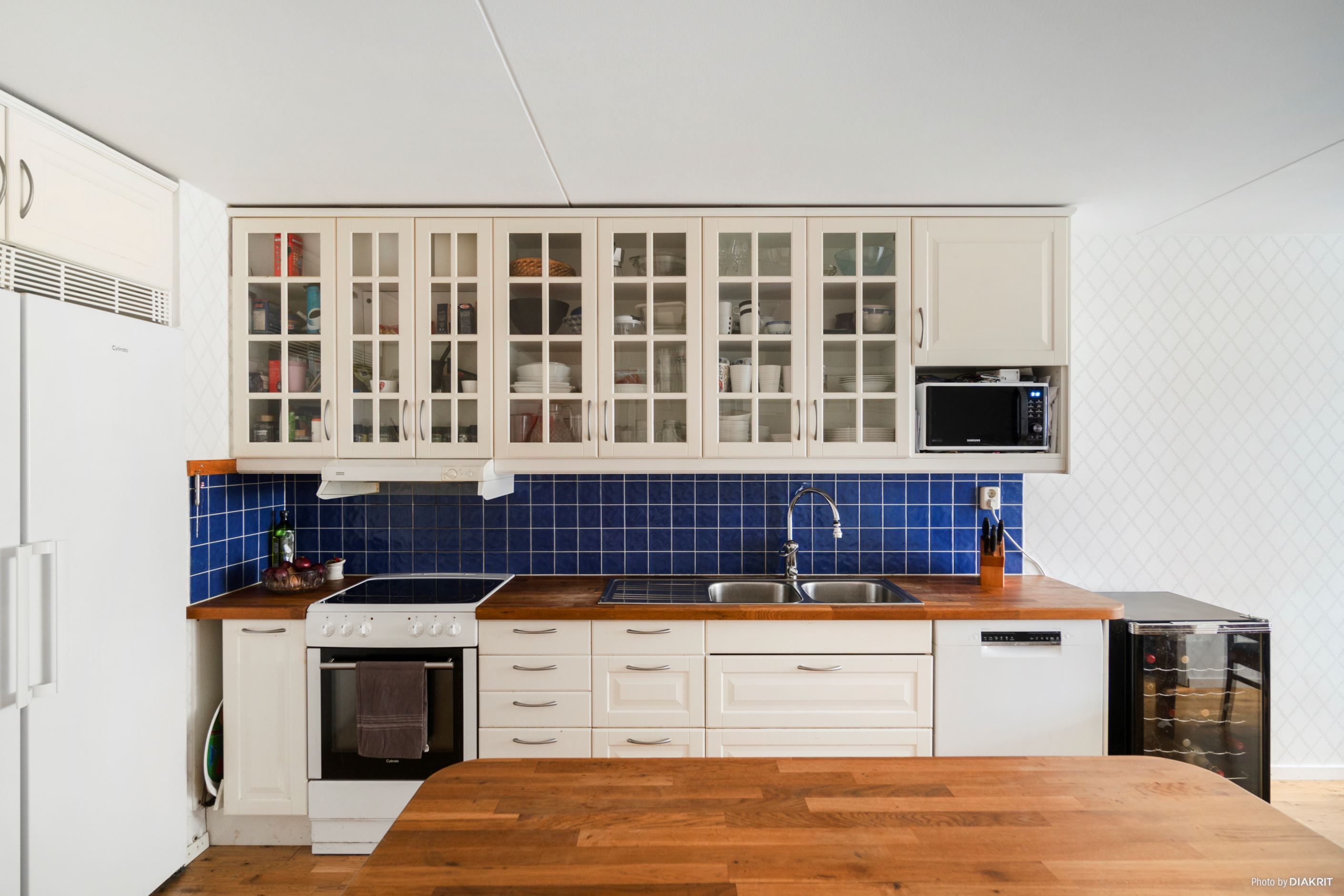 Funktionellt kök med gott om förvaring