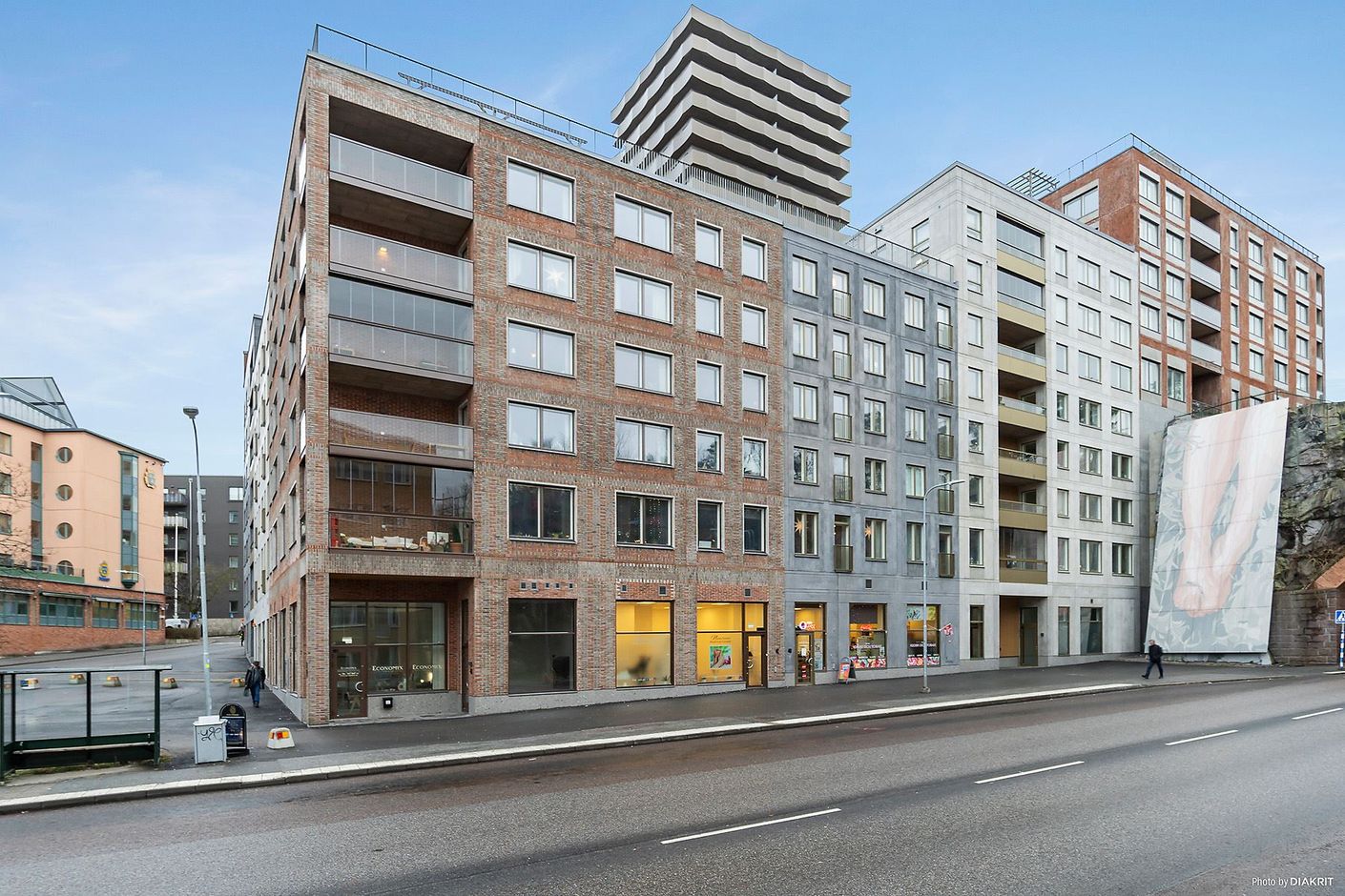 Busshållplats finns alldeles utanför huset
