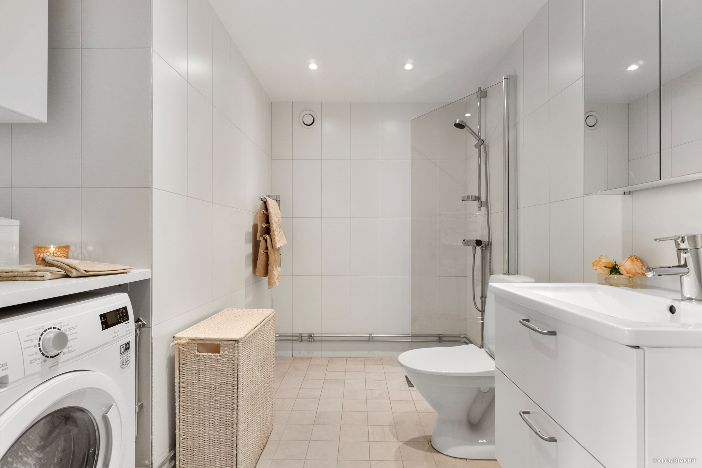 Rymlig dusch/wc/tvätt med kombimaskin (tvätt/tork)