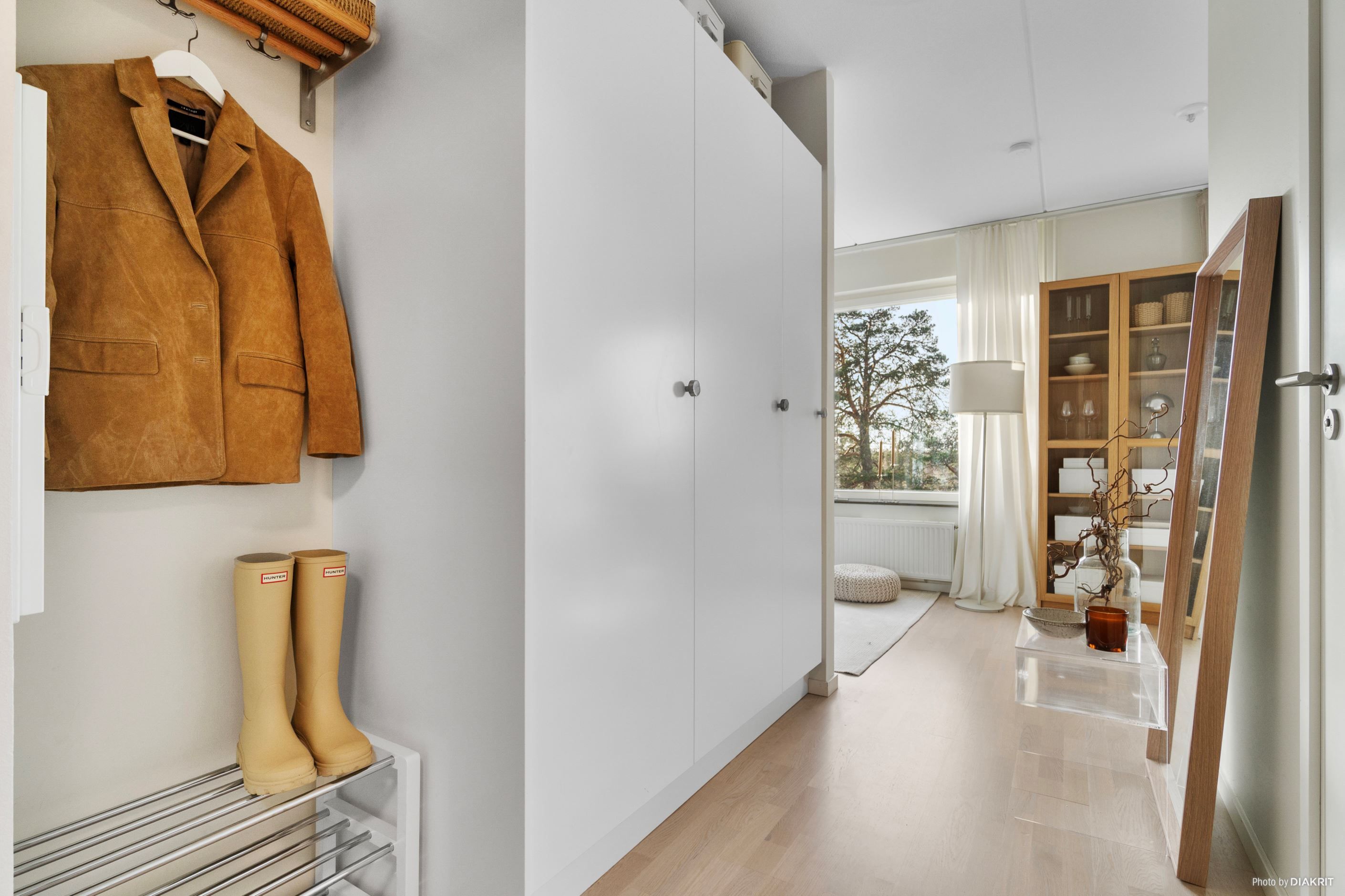 Ljus, välkomnande hall med hatthylla och gott om förvaring i tre garderober