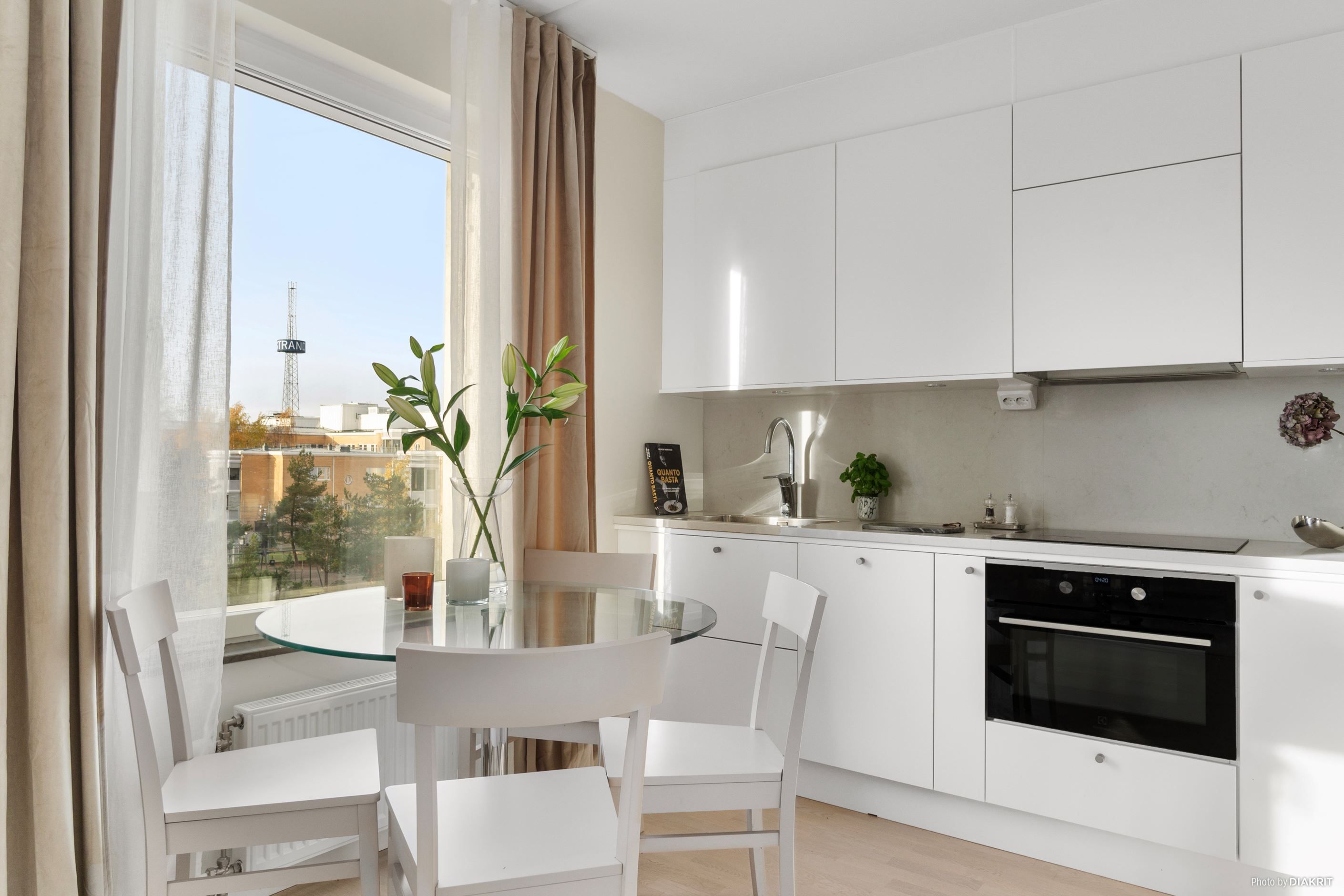 Ljus matplats vid fönster