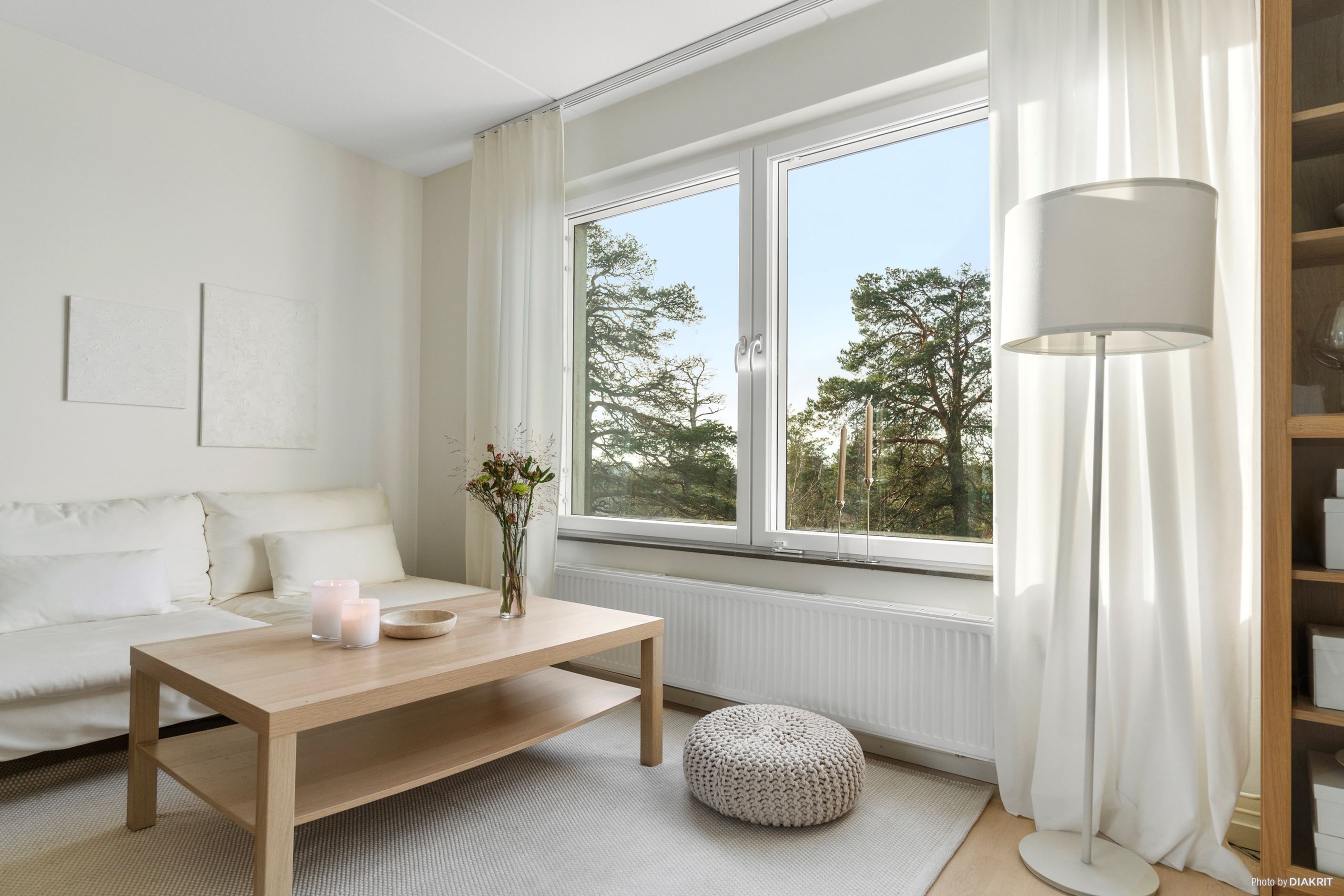 Fint ljusinsläpp från stora fönsterpartier i härligt västläge