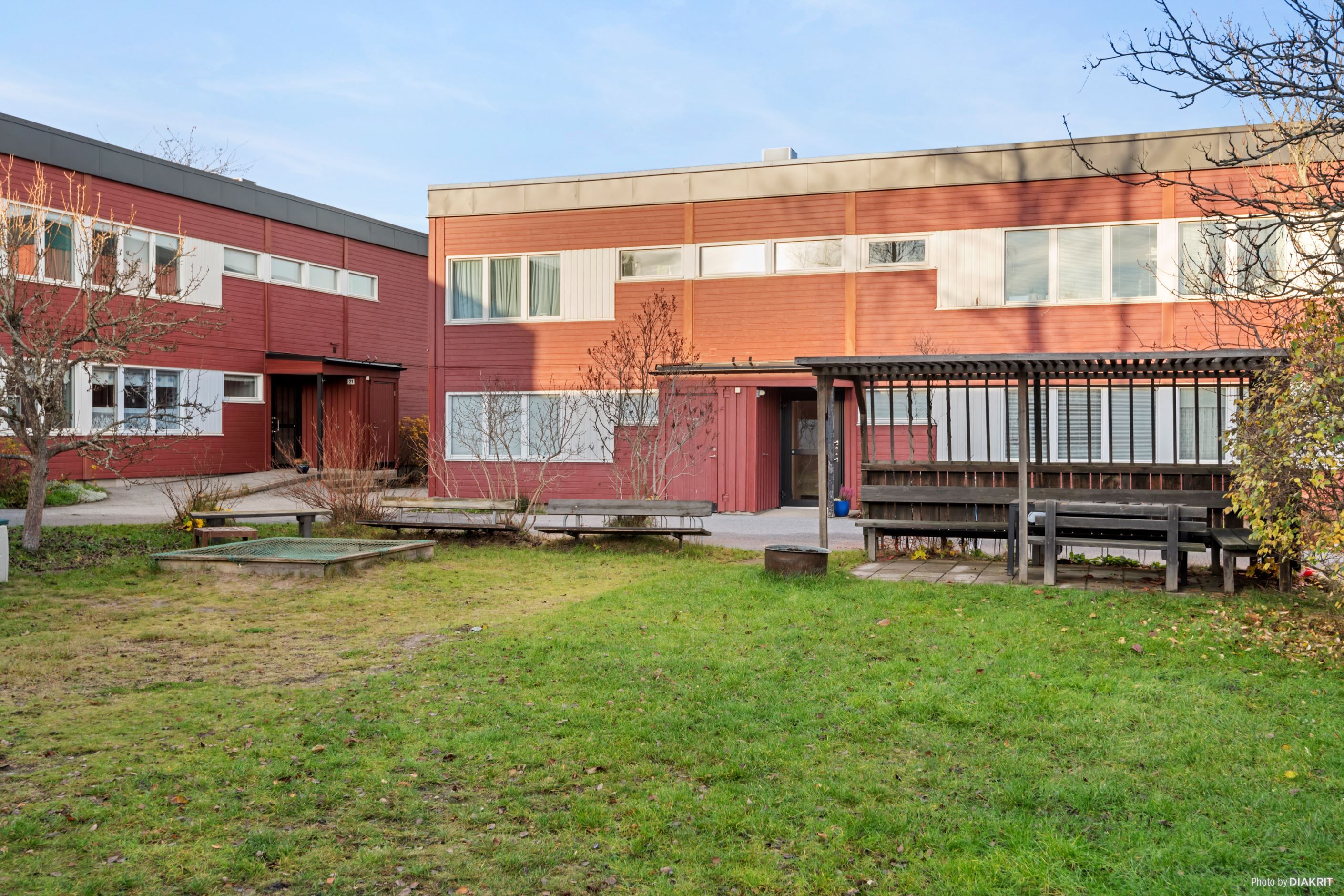 Stor, fin innergård med sittplatser och grill.