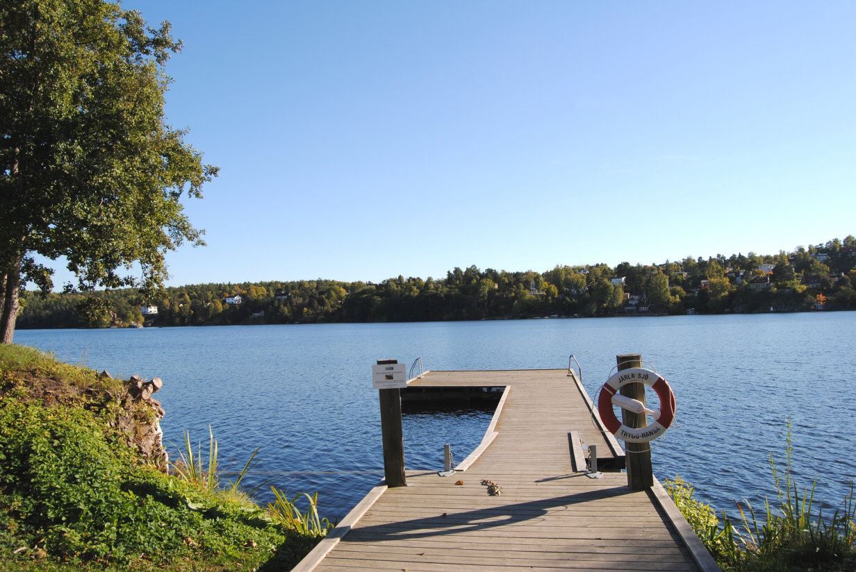 En av badbryggorna i området