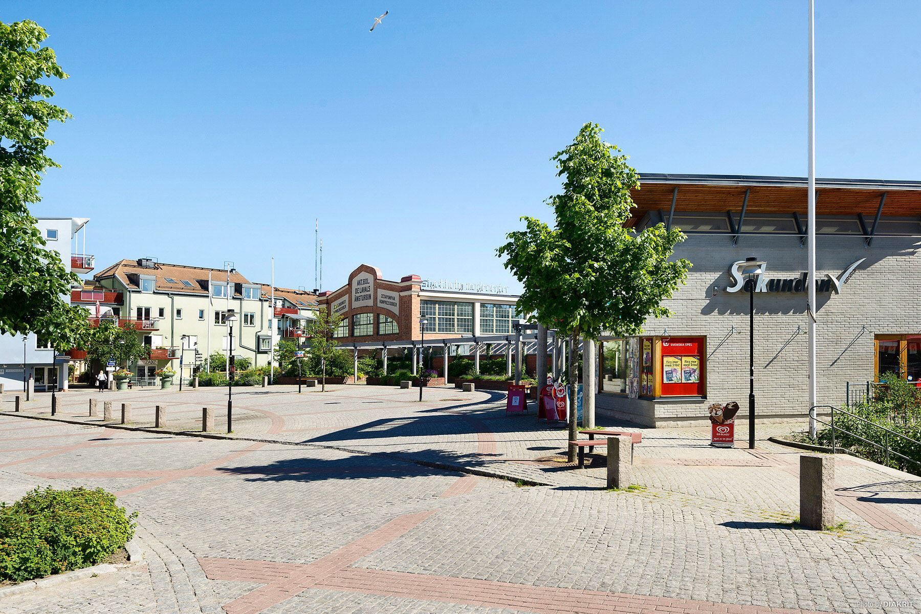 Närbutik och pizzeria vid torget