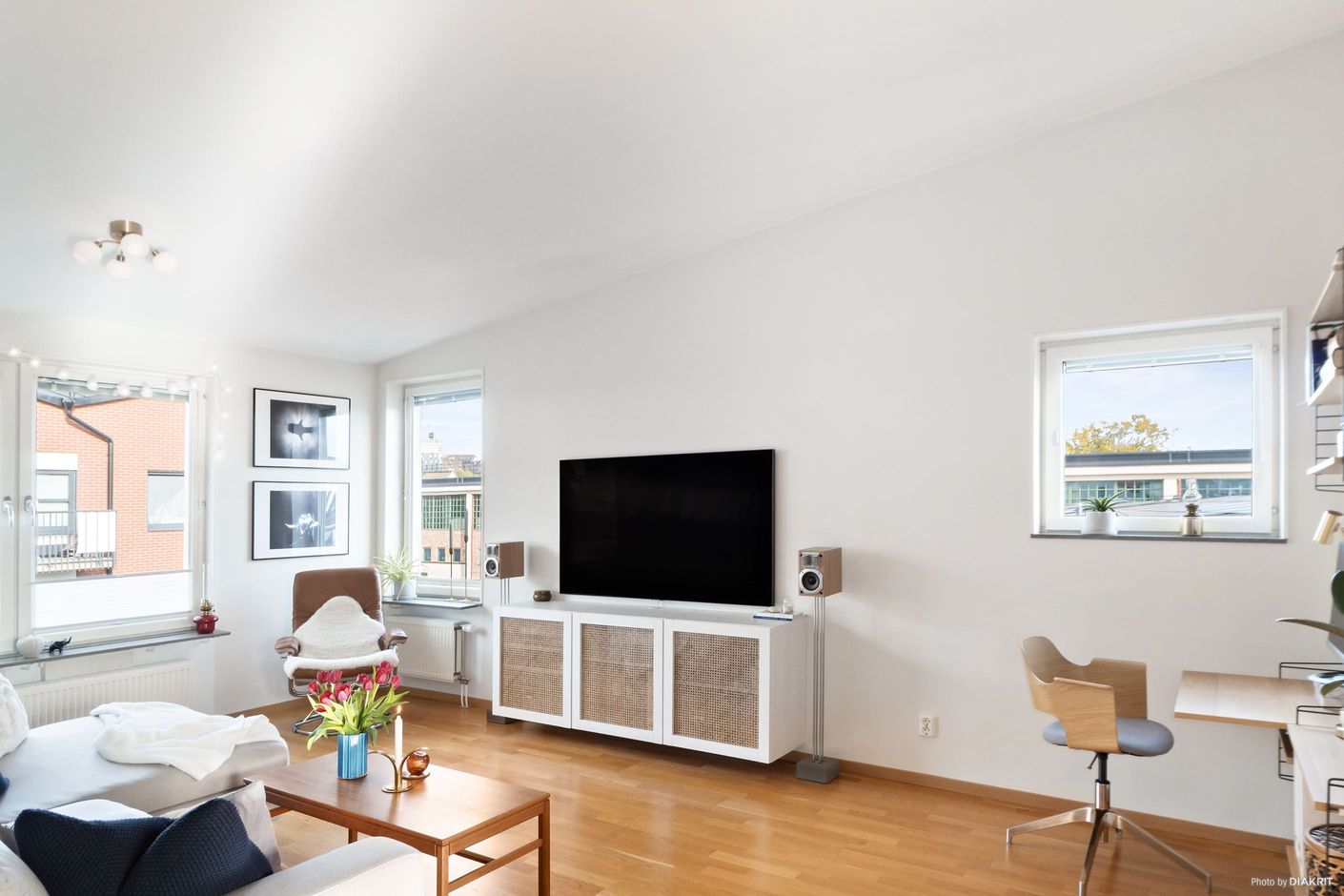 Lägenheten ligger på översta planet och har härlig rymd tack vare det sluttande, höga taket