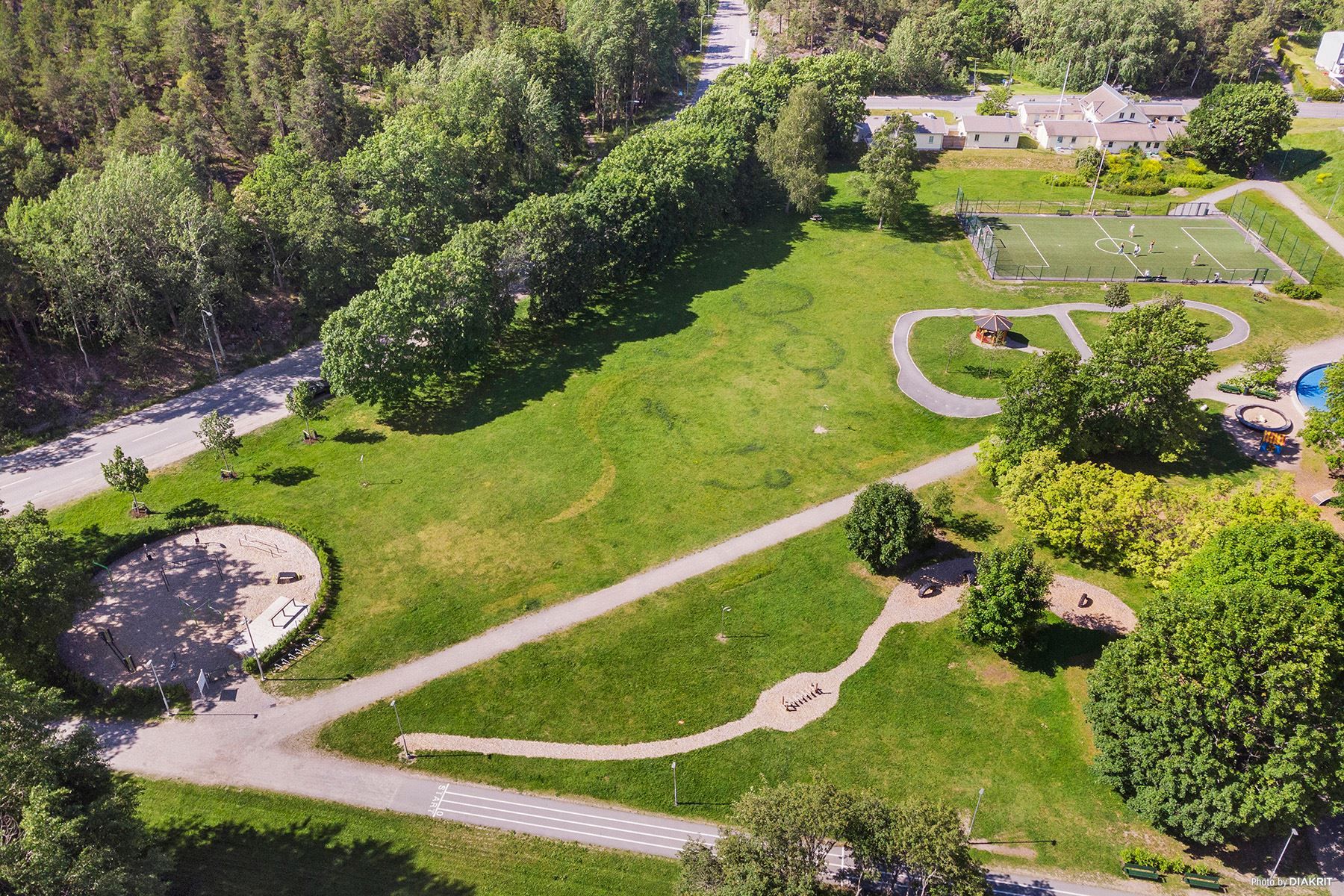 Rudsjöparken med bl a utegym, boulebanor, tennisbana, basket- bandyplan, fotbollsplan & lekplats
