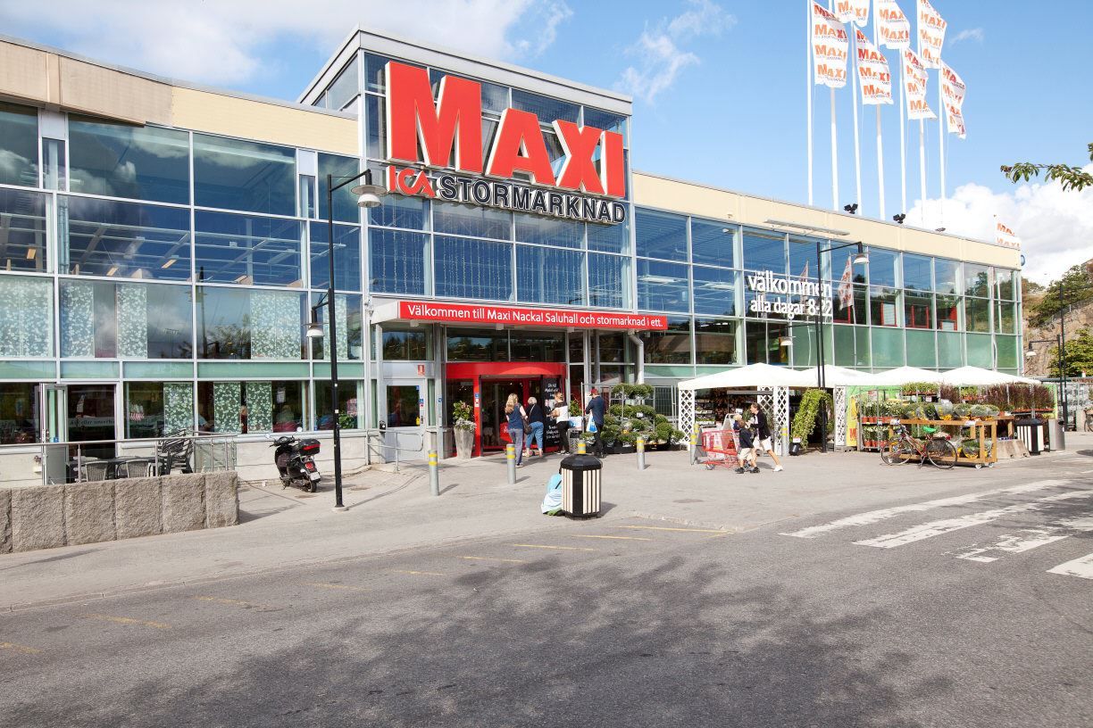 ICA Maxi Saluhall och Stormarknad ligger på promenadavstånd
