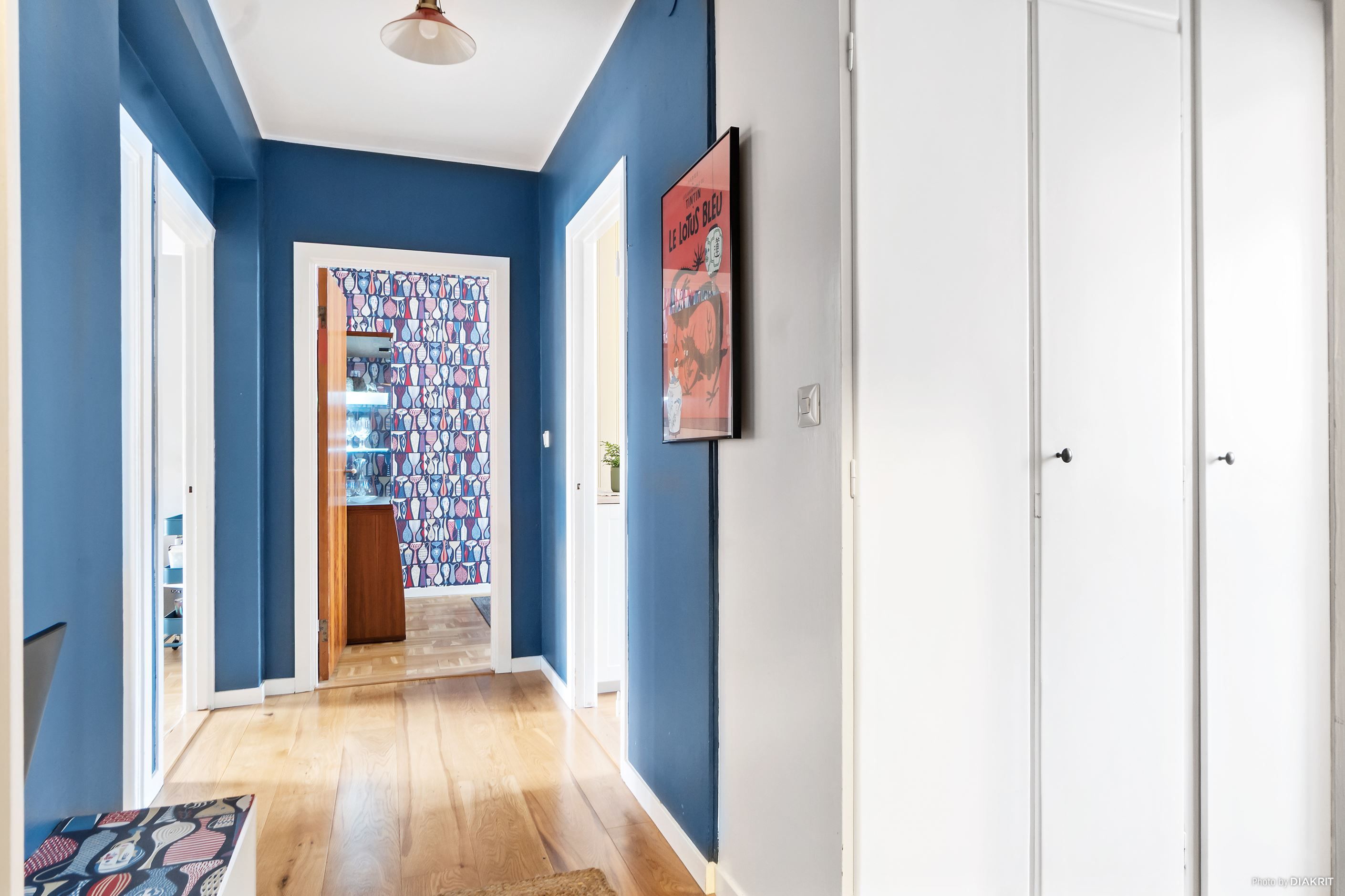 Rymlig hall med gott om förvaring i garderober