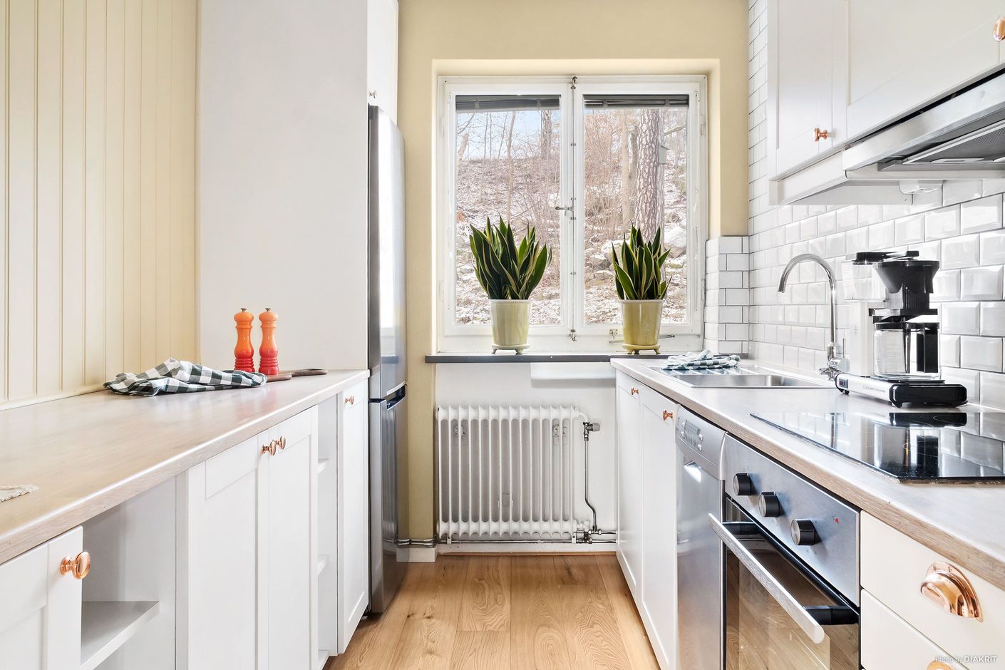 Kök med utsikt över den fina skogsbacken bakom huset