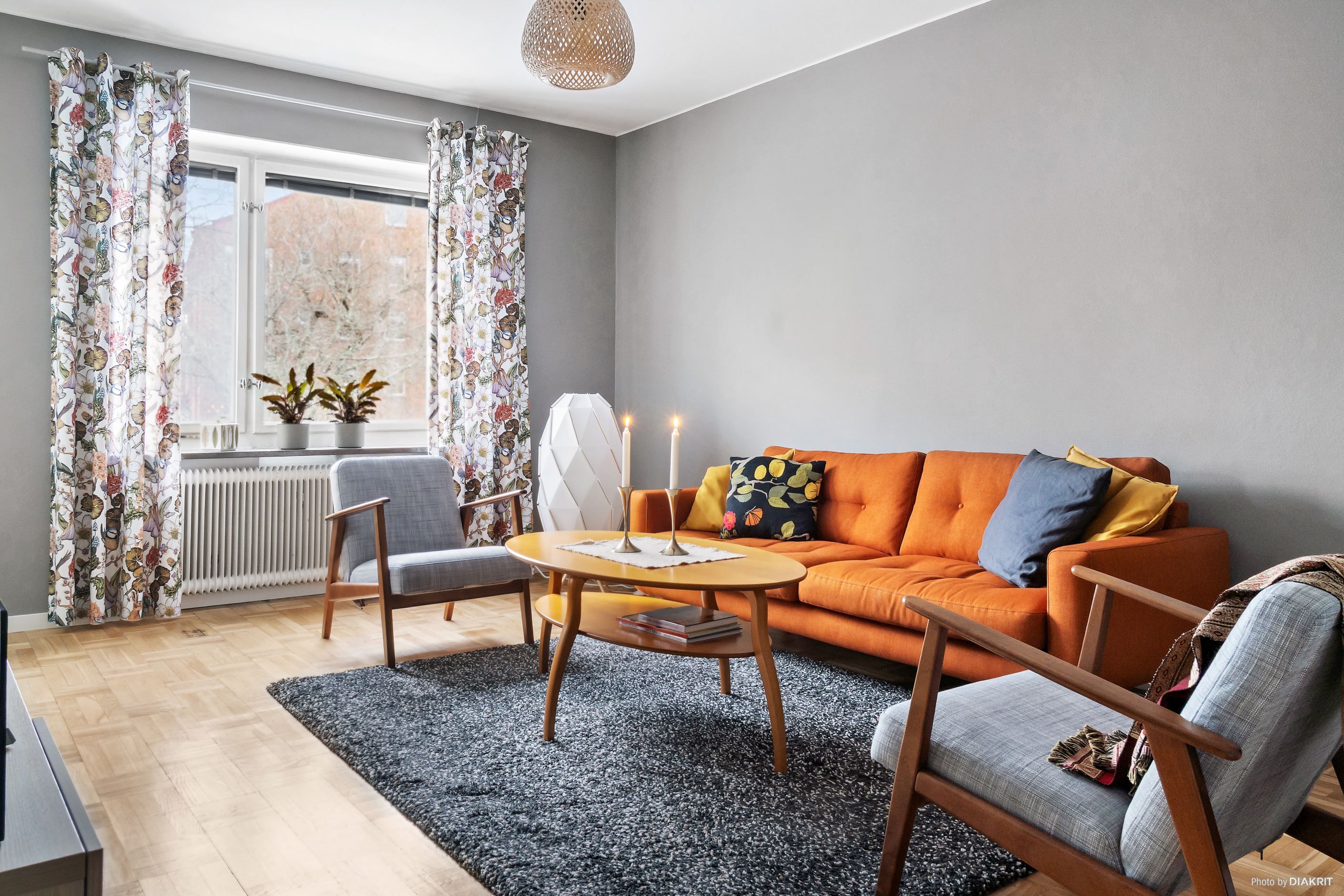 Vardagsrum med utgång till balkong