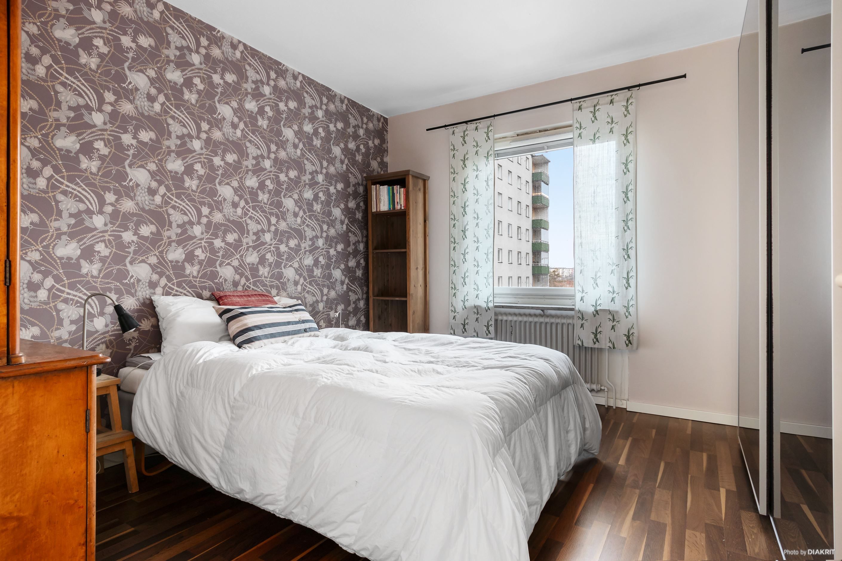 Sovrum med plats för dubbelsäng och tillhörande möblering