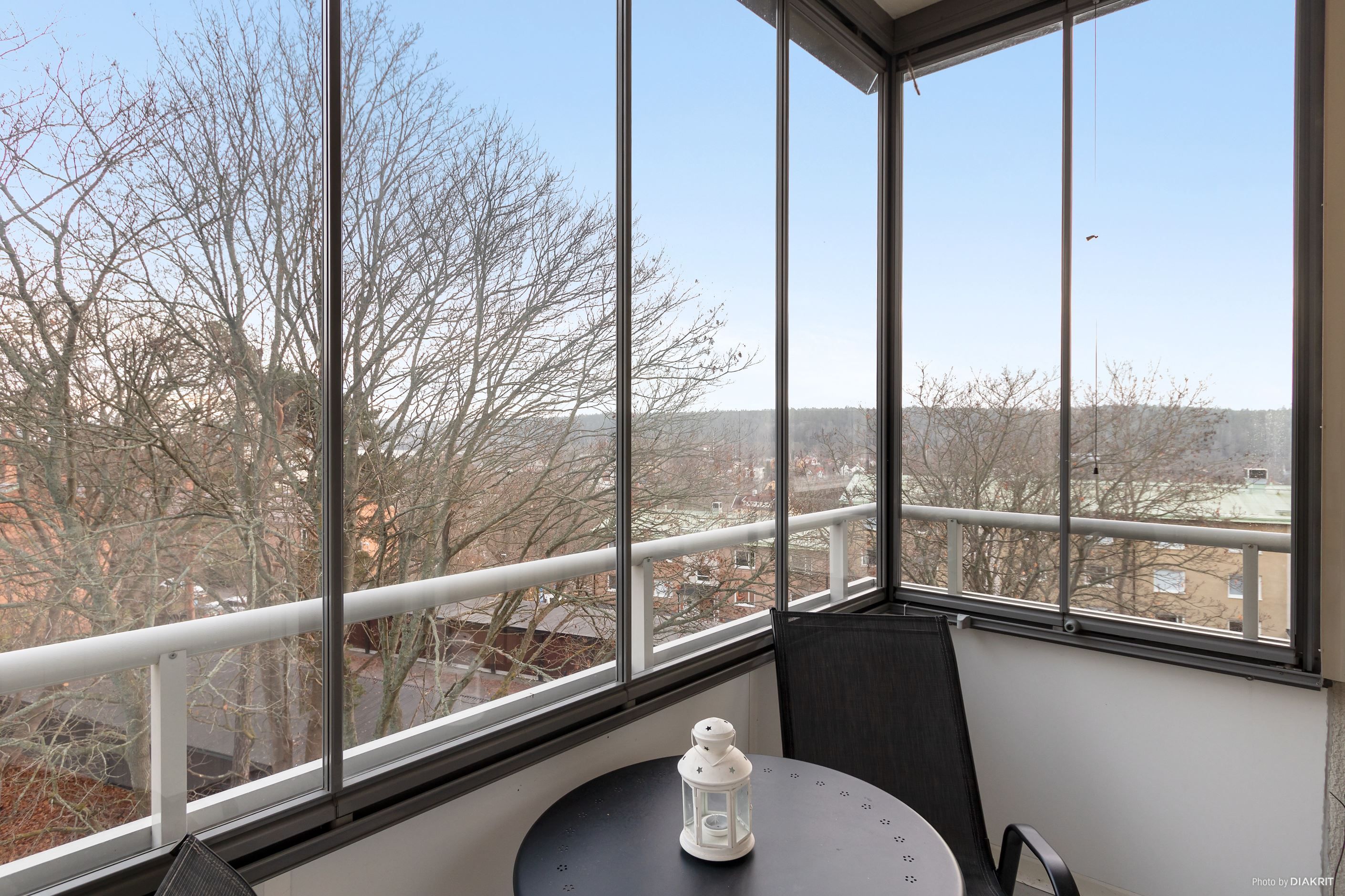 Inglasad balkong med sjöglimt