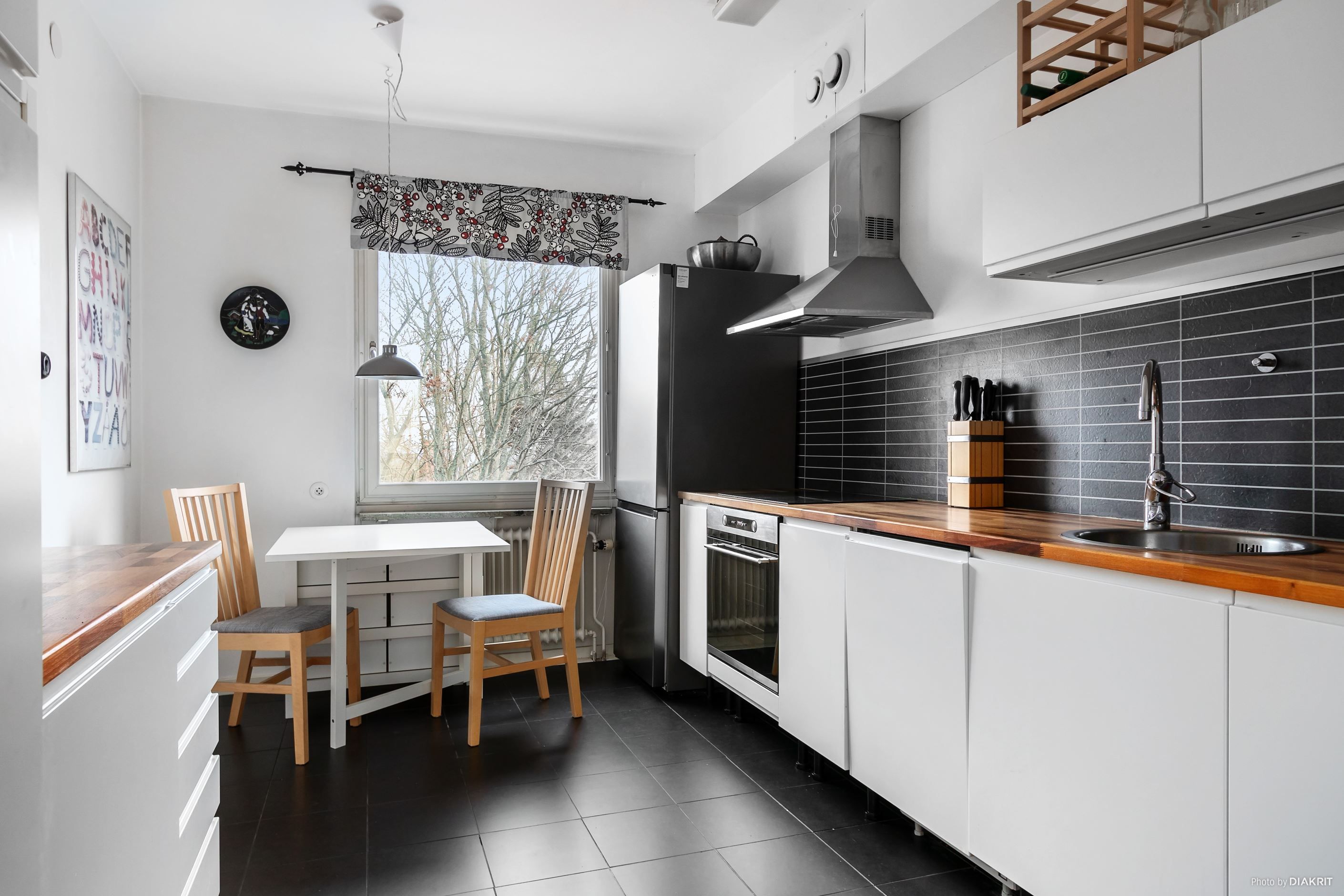 Ljus och fint kök med plats för matgrupp