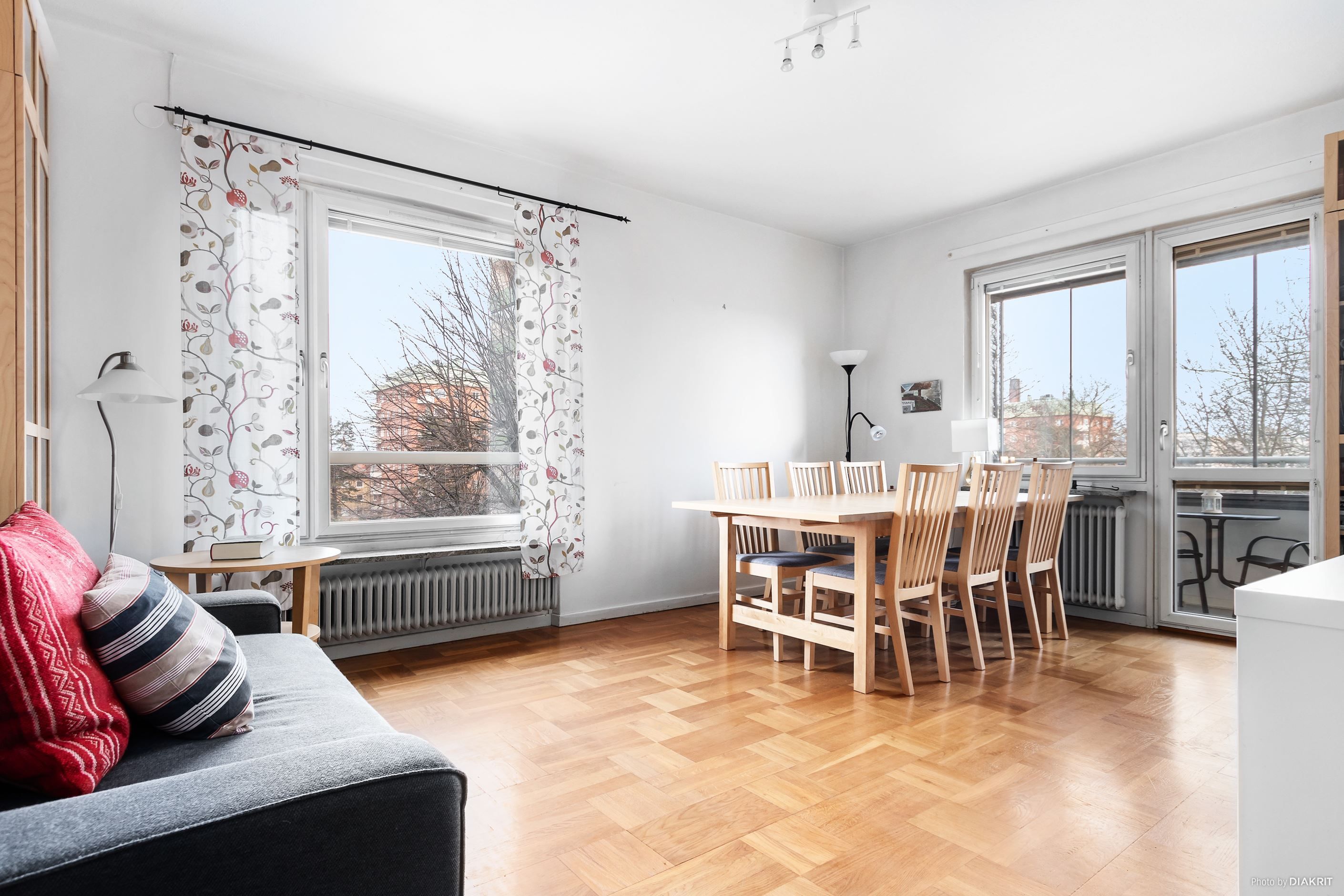 Stort och möblerbart vardagsrum med vackert parkettgolv