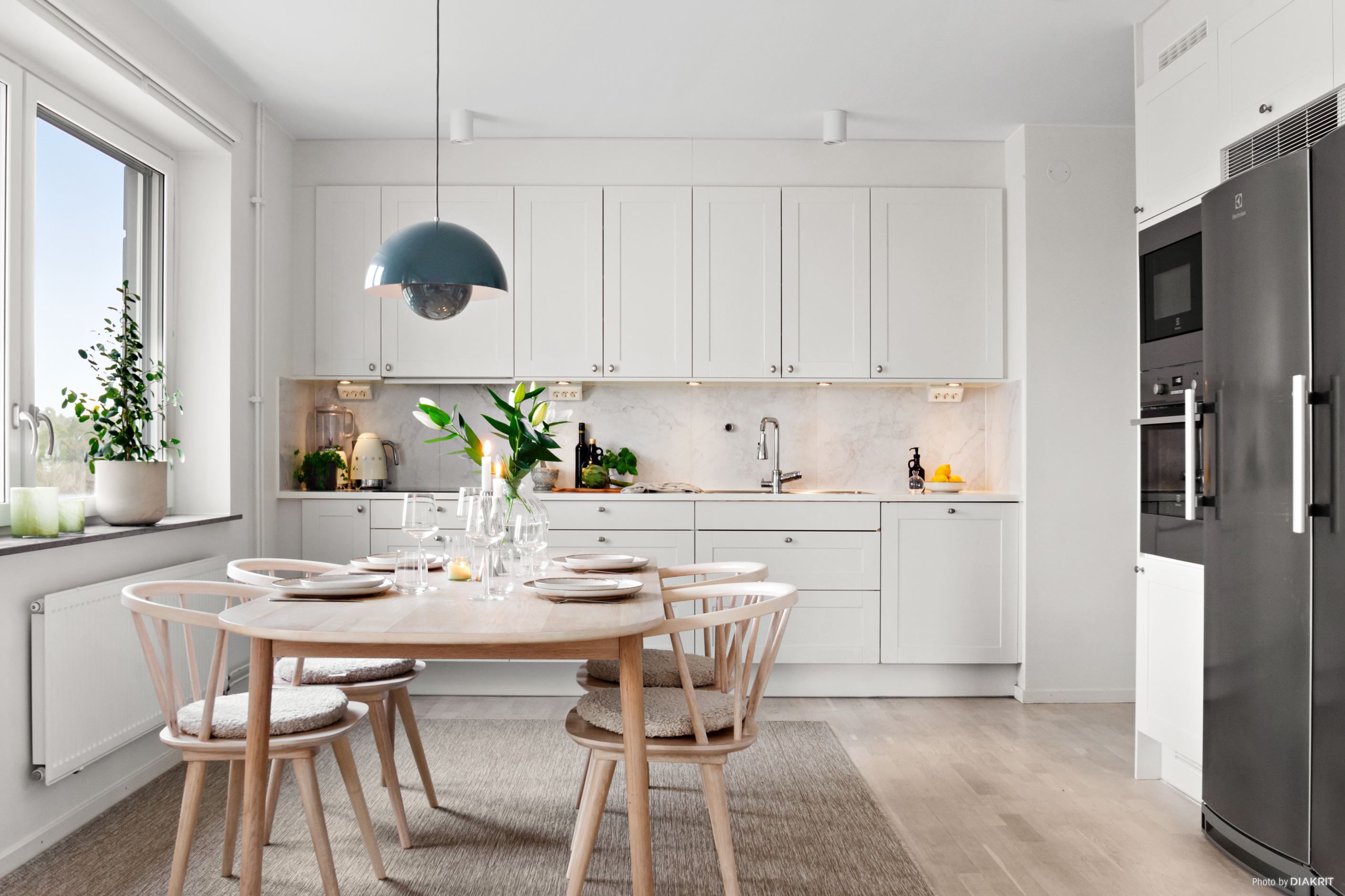 Ljus och rymligt kök med plats för matgrupp