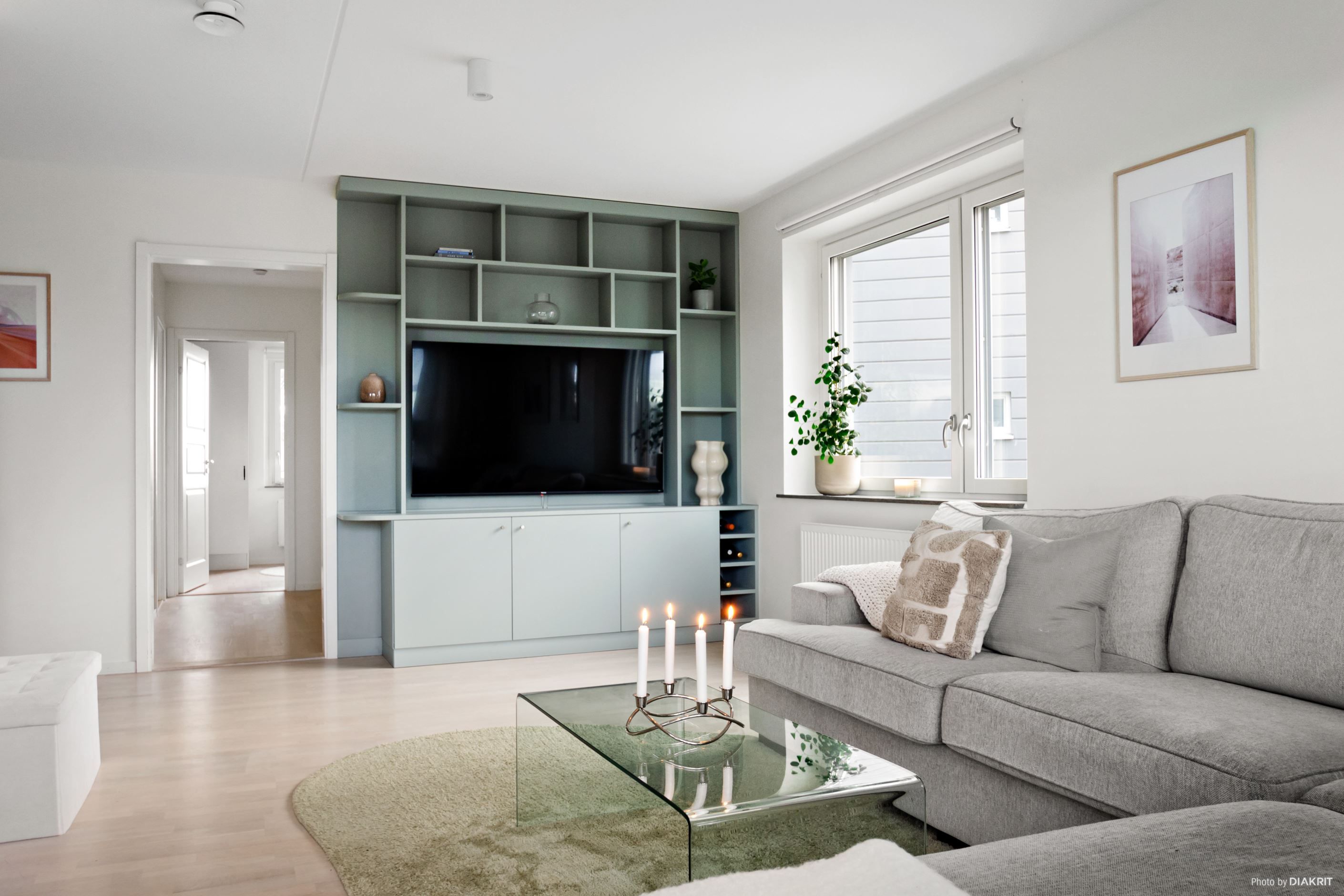 Platsbyggd bokhylla som ger vardagsrummet karaktär