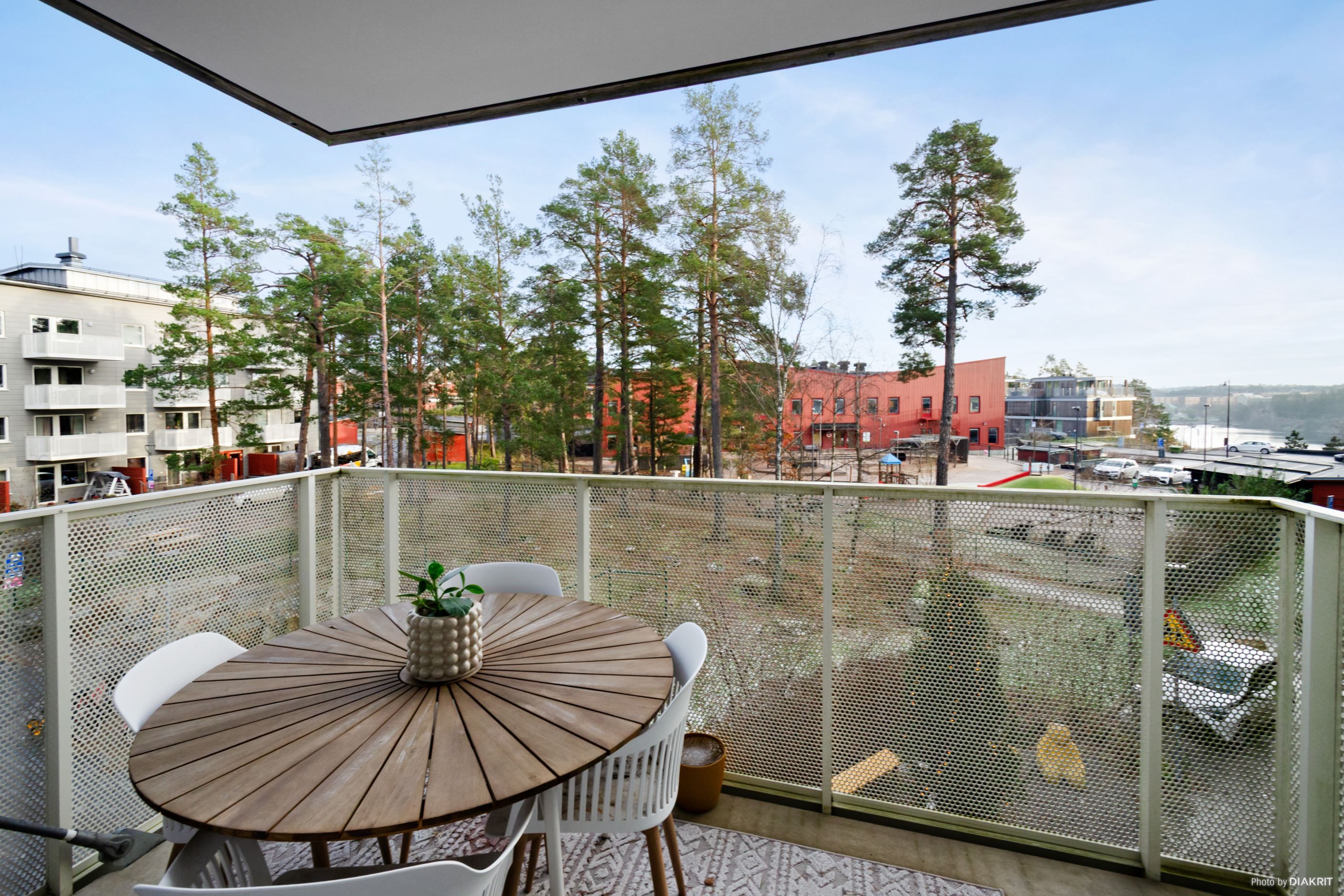 Balkong mot gården och vattnet, nås från sovrum 1