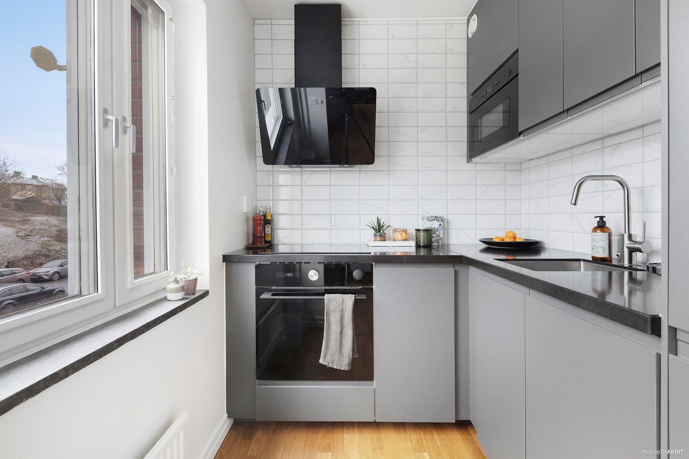 Stilfullt renoverat kök med dagsljusinsläpp från fönster